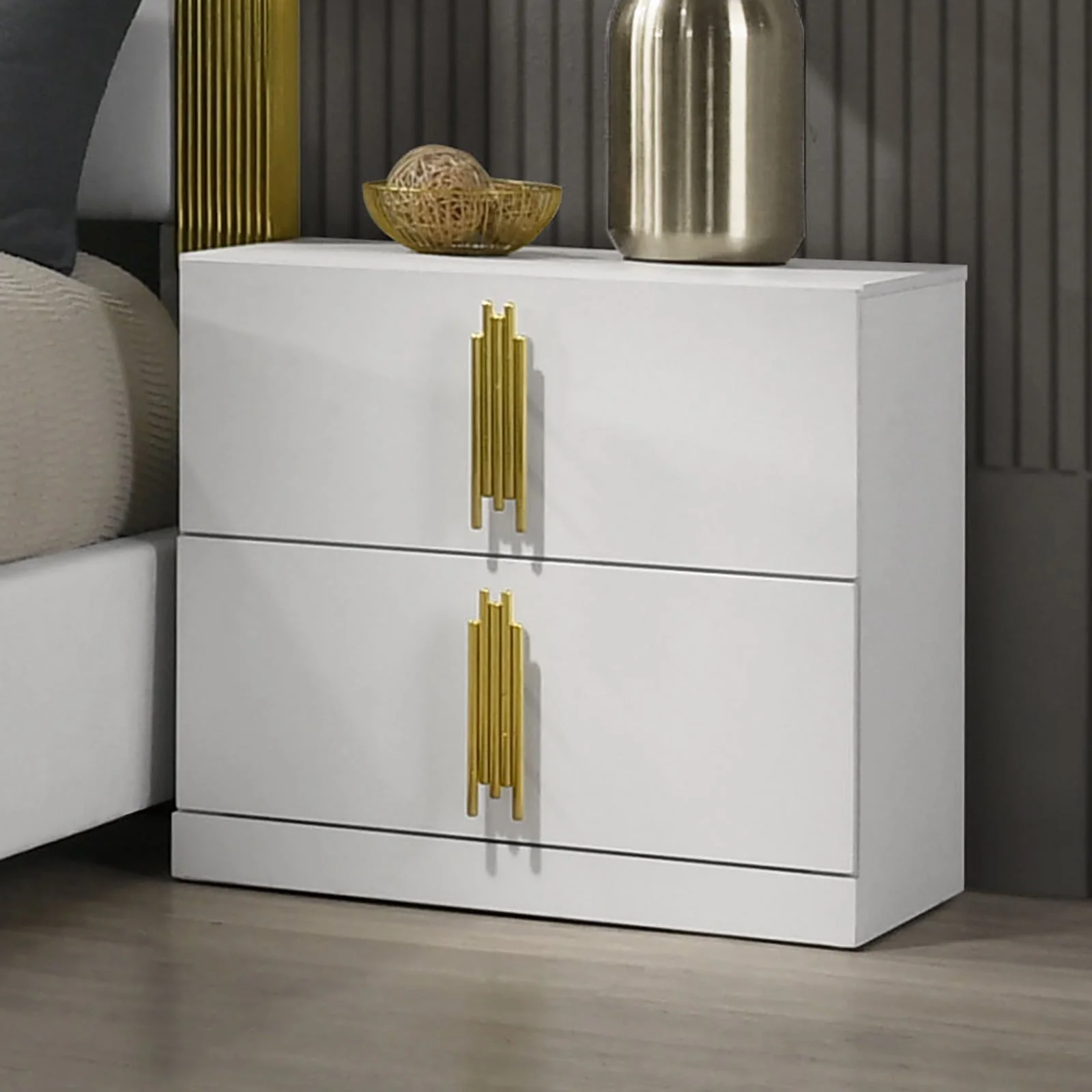 Basildon White/Gold Queen 5 Piece Bedroom Set w/2 Nightstands - Image 5