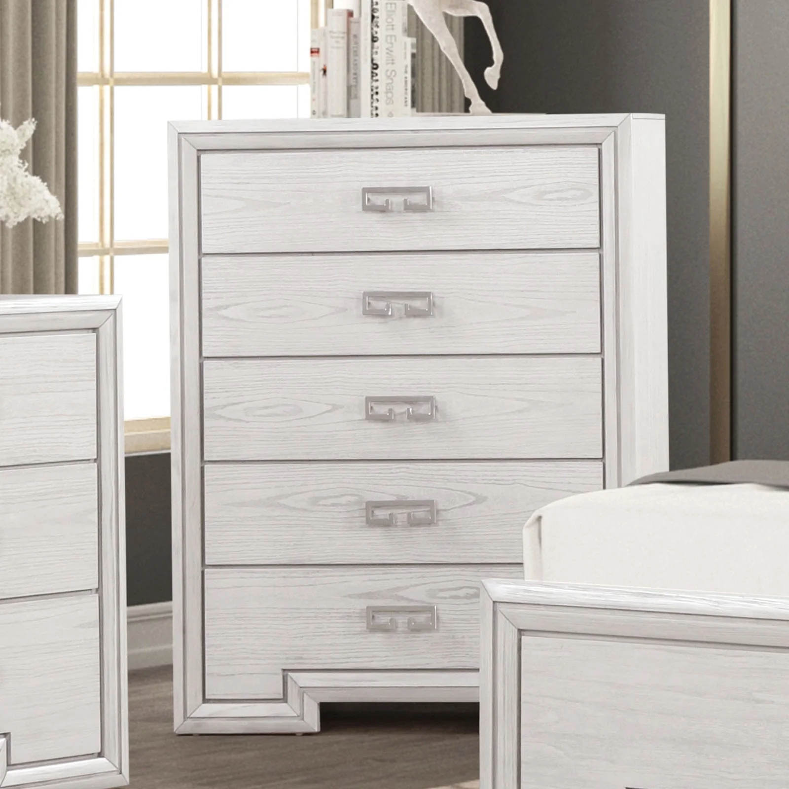 Basilone White Chest - Image 2