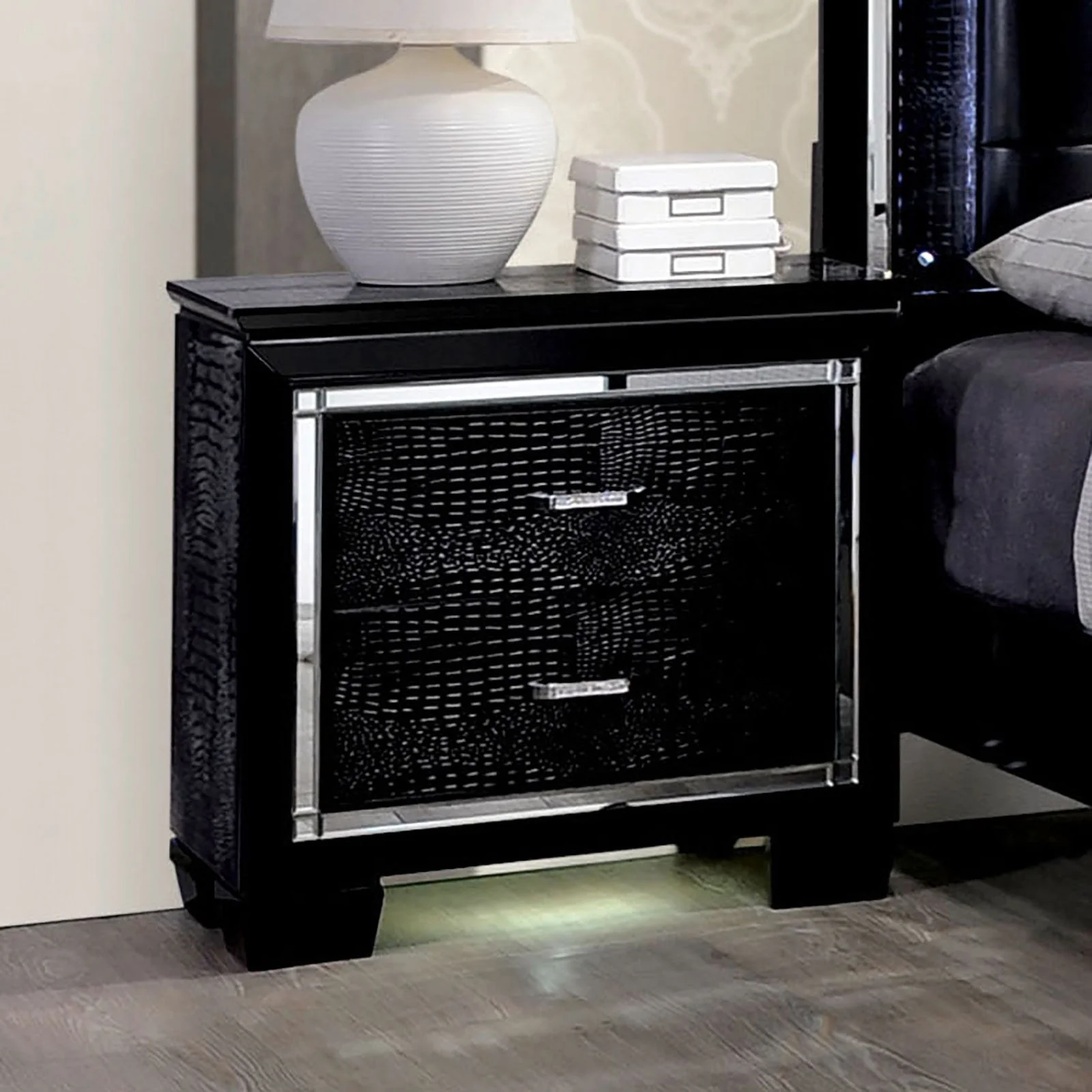Bellanova Black 5 Pc. Queen Bedroom Set w/ Chest - Image 5