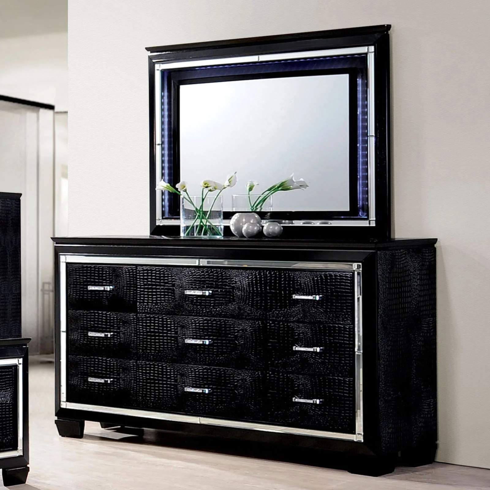Bellanova Black 5 Pc. Queen Bedroom Set w/ Chest - Image 6