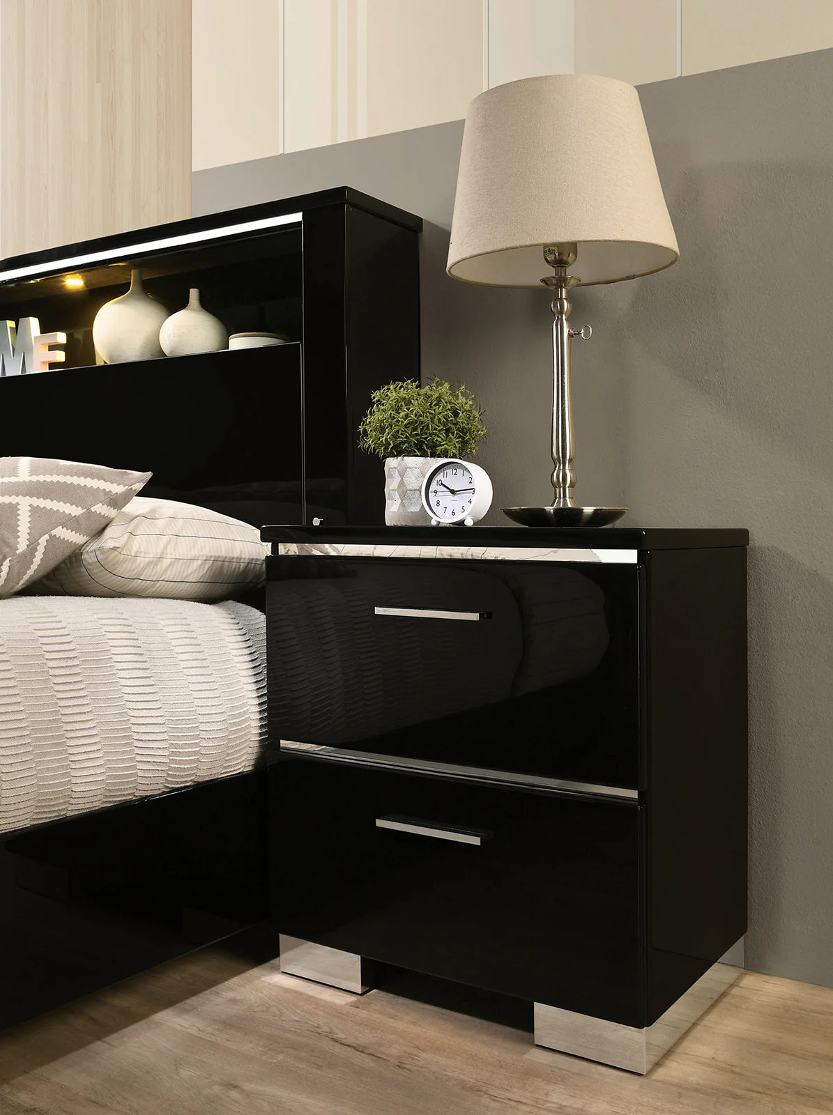 Carlie Black/Chrome 4 Pc. Queen Bedroom Set - Image 4