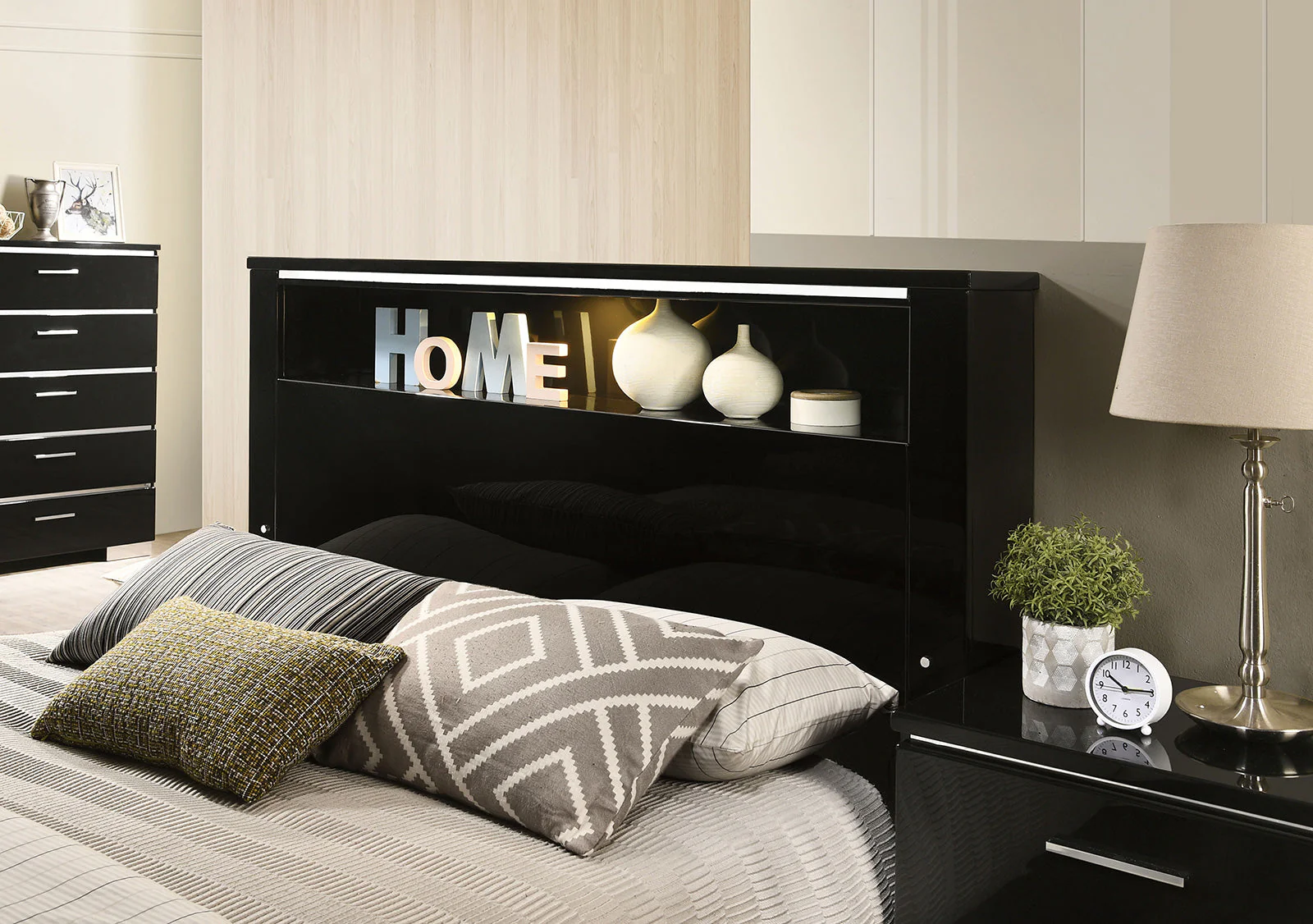 Carlie Black/Chrome 5 Pc. Queen Bedroom Set w/ Night Stand - Image 3