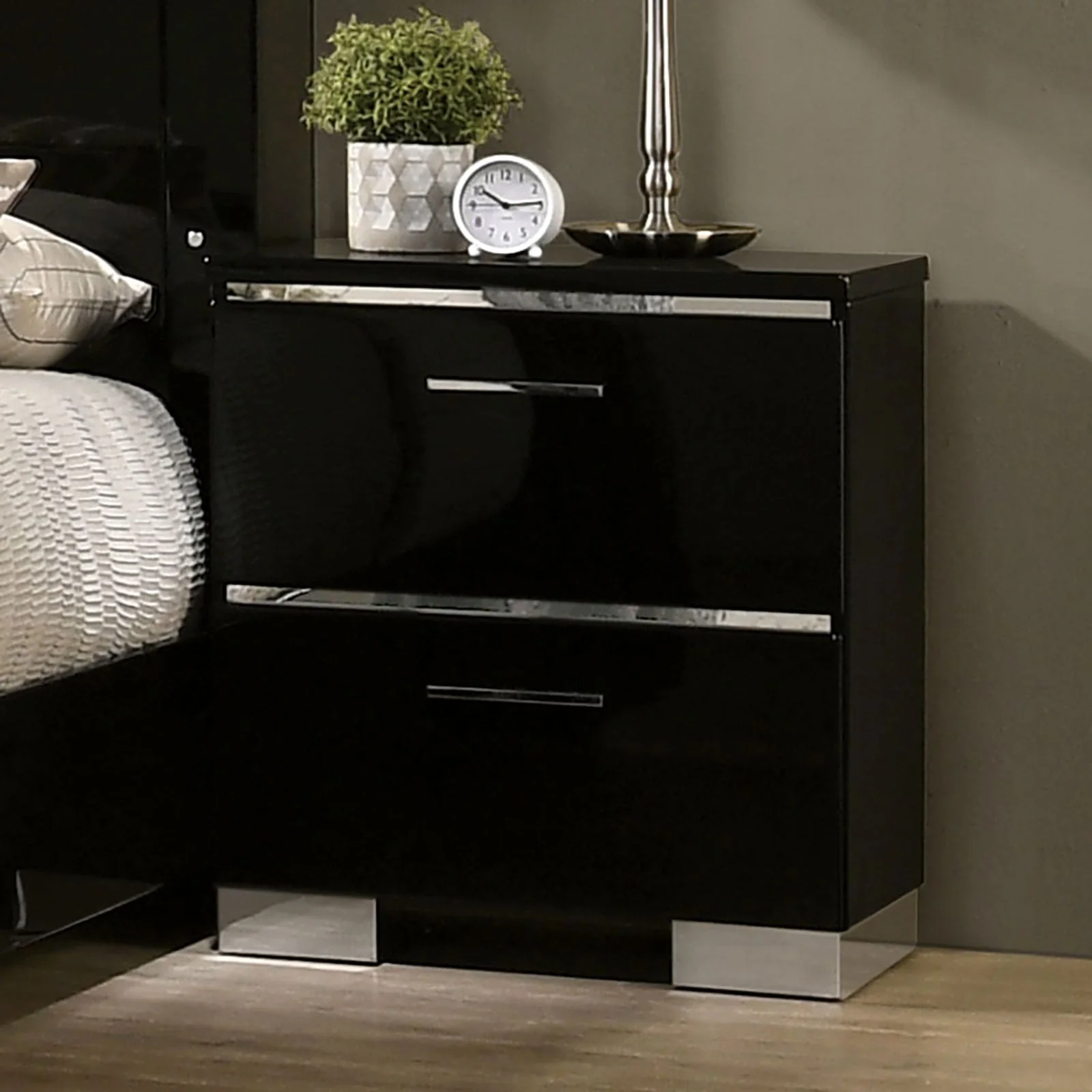 Carlie Black/Chrome 5 Pc. Queen Bedroom Set w/ Night Stand - Image 5