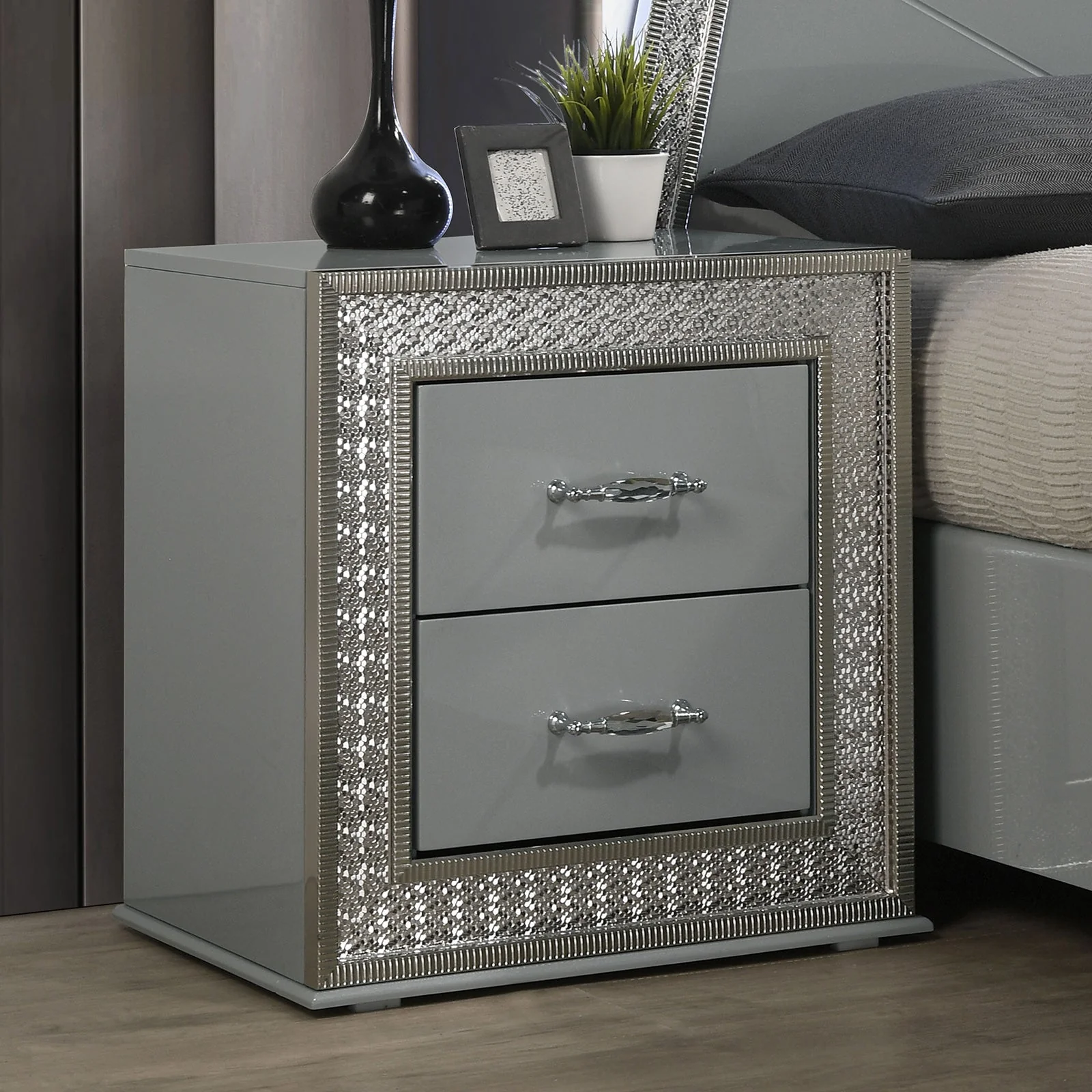 Cassiopeia Metallic Gray Queen 5 Piece Bedroom Set w/2 Nightstands - Image 6