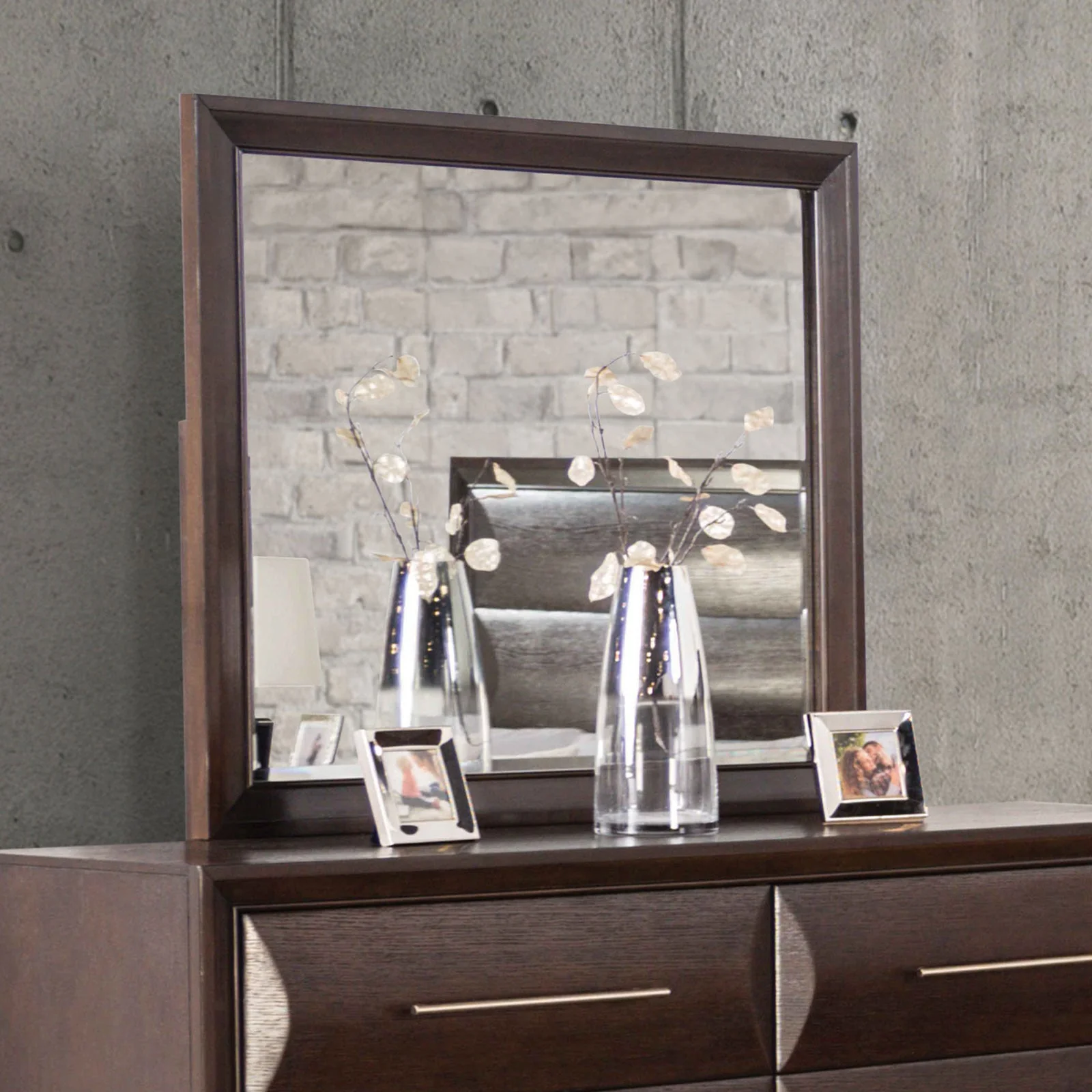 Chemnitz Espresso Queen 5 Piece Bedroom Set w/Chest - Image 5