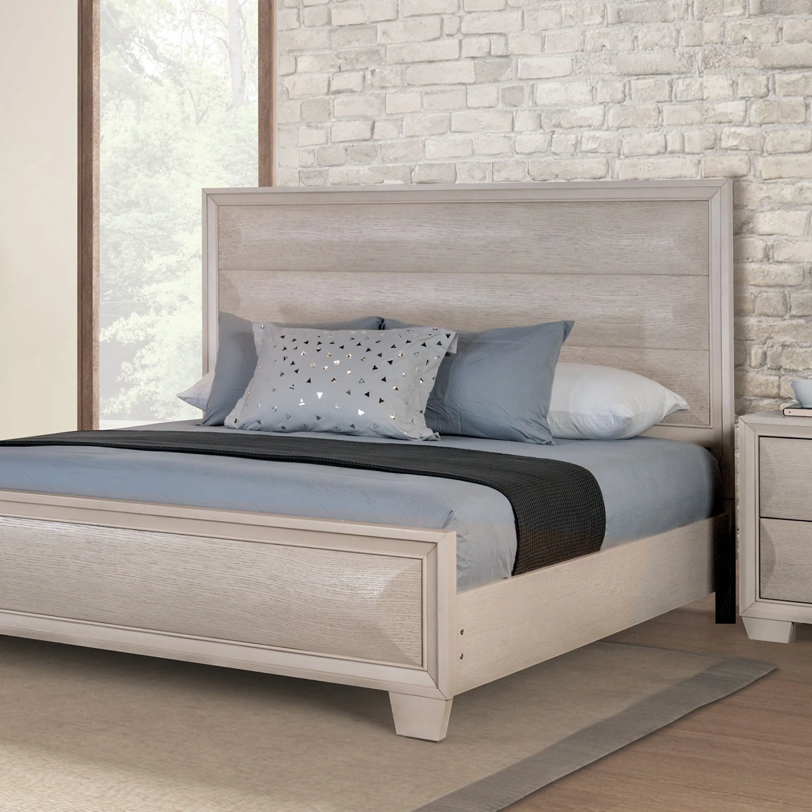Chemnitz White Queen 5 Piece Bedroom Set w/2 Nightstands - Image 2