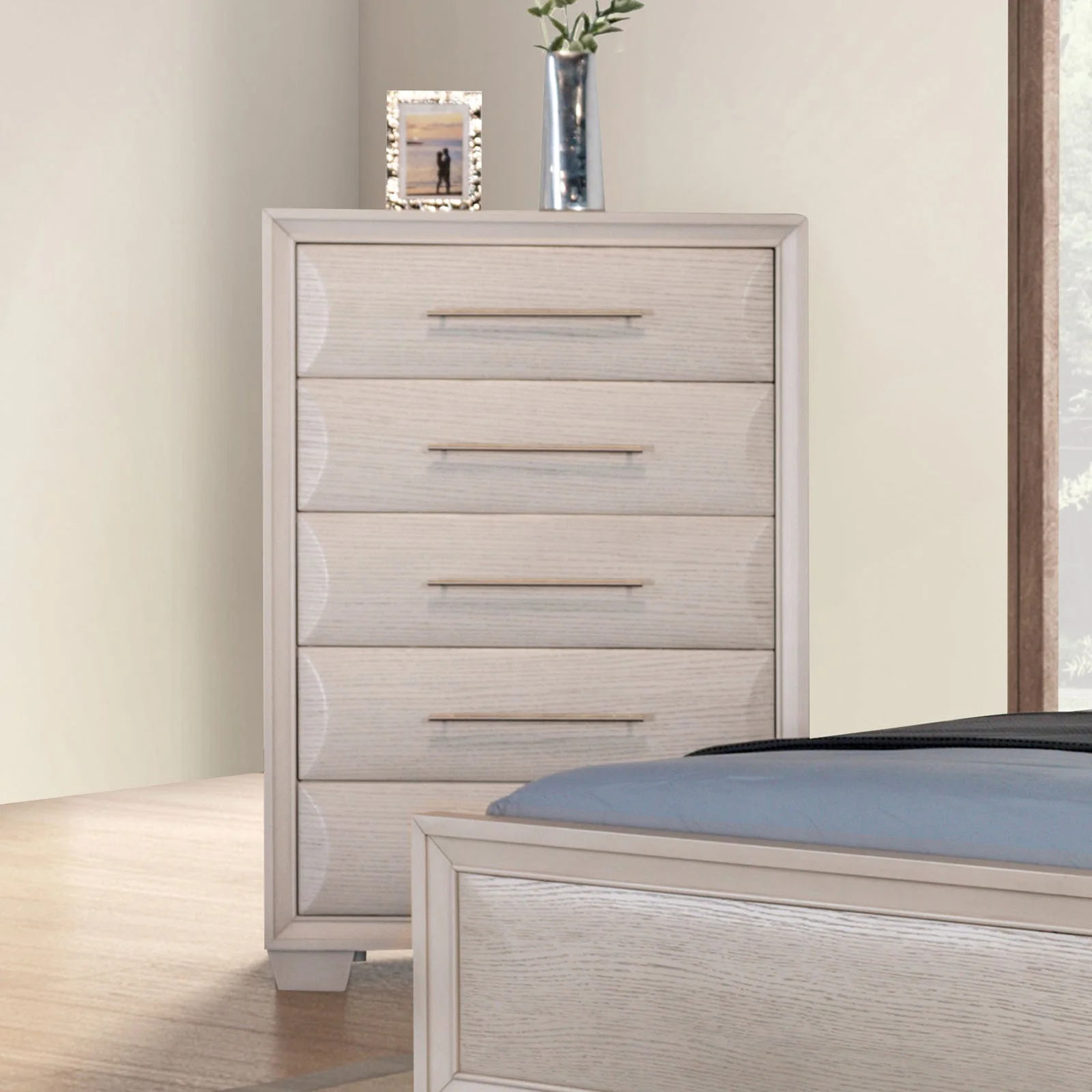 Chemnitz White Queen 5 Piece Bedroom Set w/Chest - Image 3
