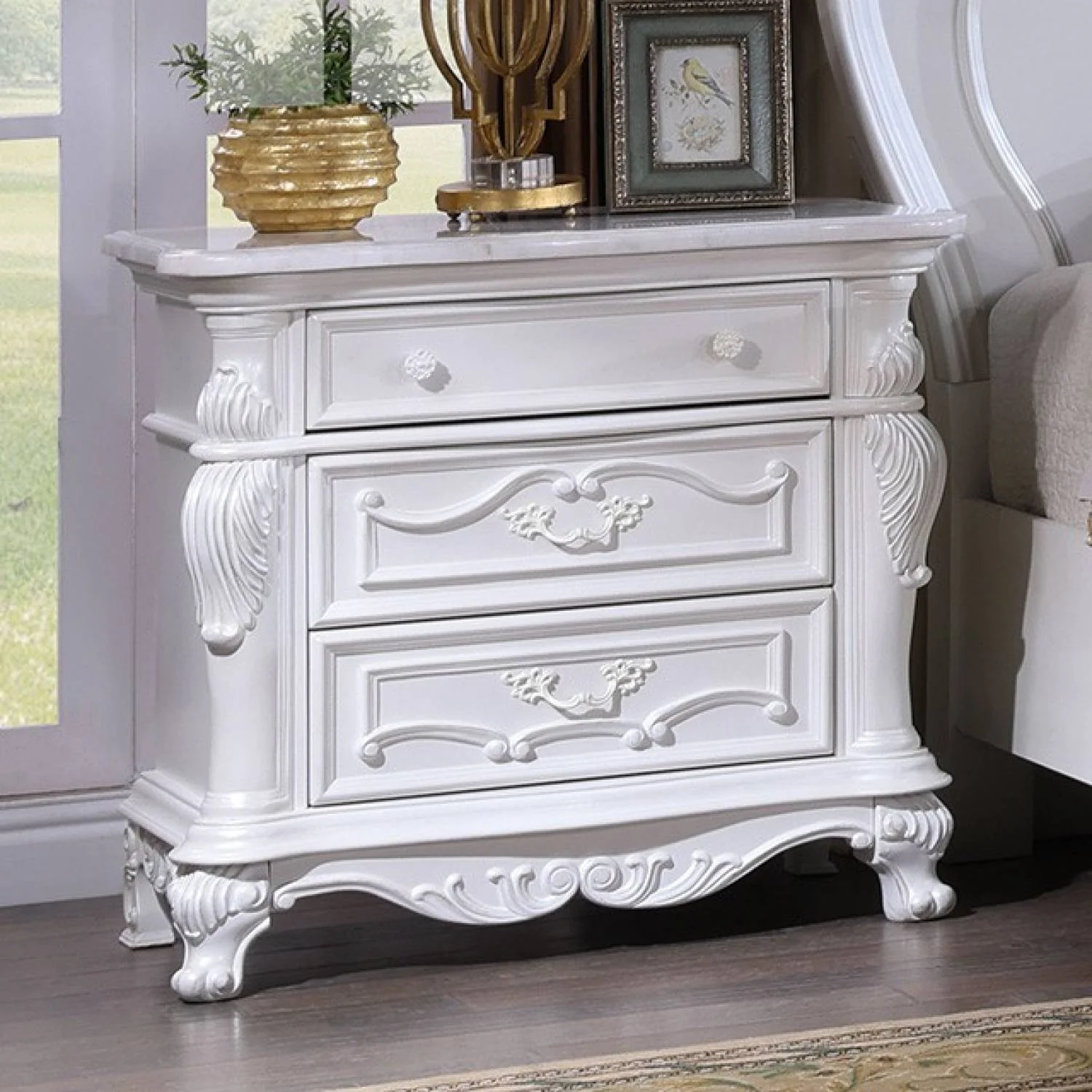 Cremona White 4 Pc. Queen Bedroom Leatherette Set - Image 5
