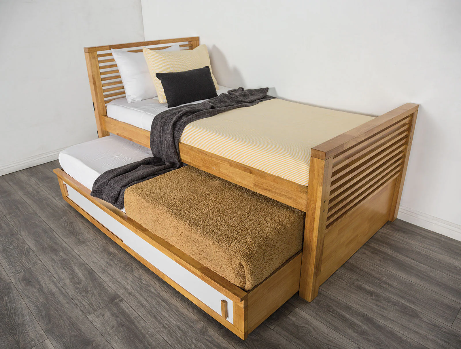 Dayville Light Oak Bed - Image 2