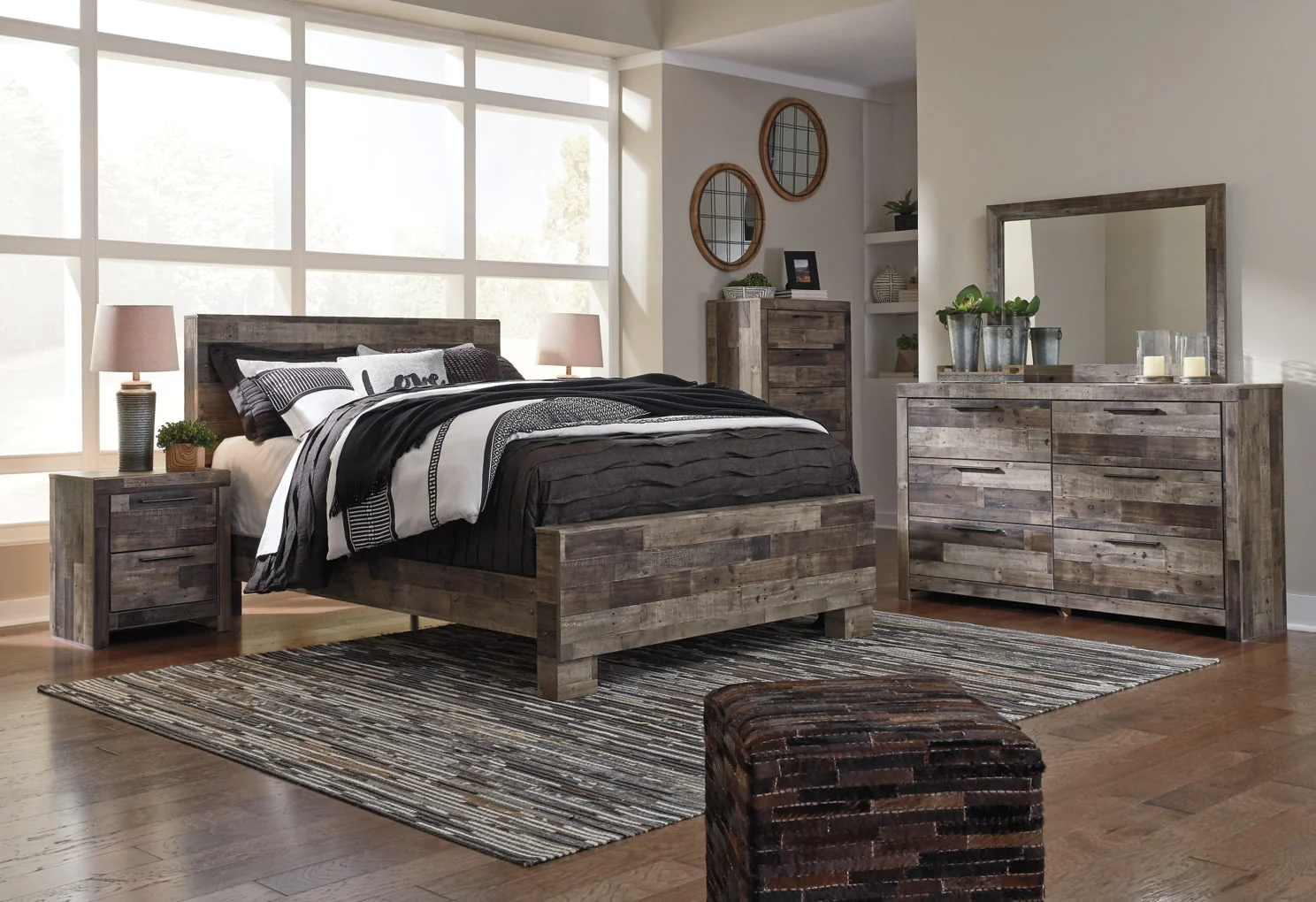 Derekson Five Drawer Chest - Image 3