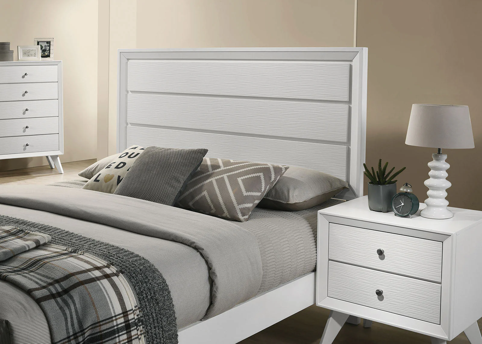 Dortmund White 5 Pc. Queen Bedroom Set w/ Chest - Image 3
