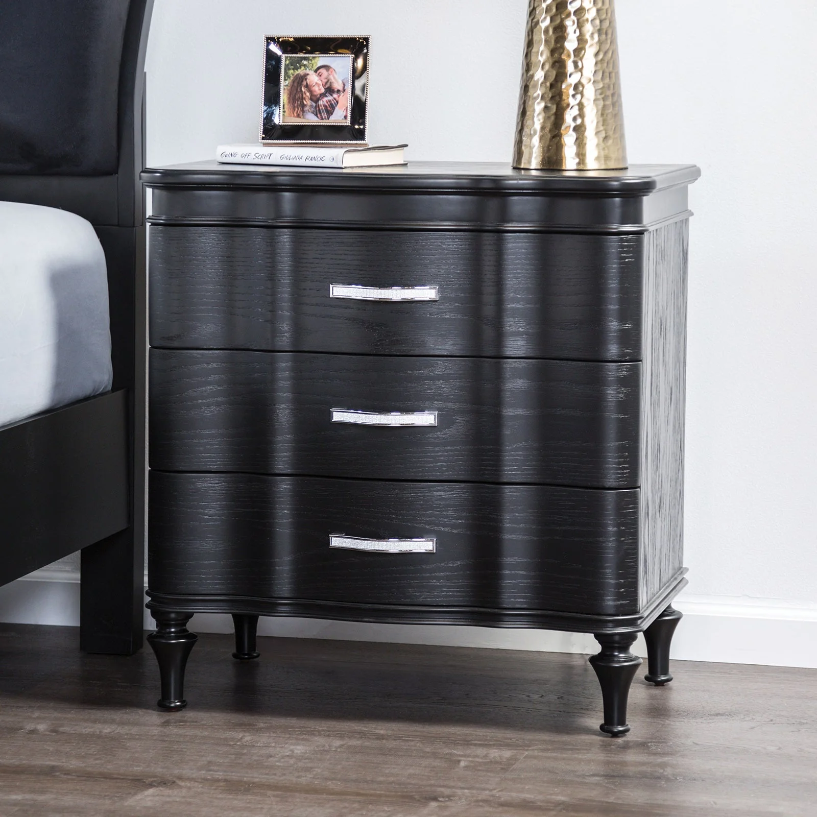 Eleanora Black Queen 5 Piece Bedroom Set w/2 Nightstands - Image 3