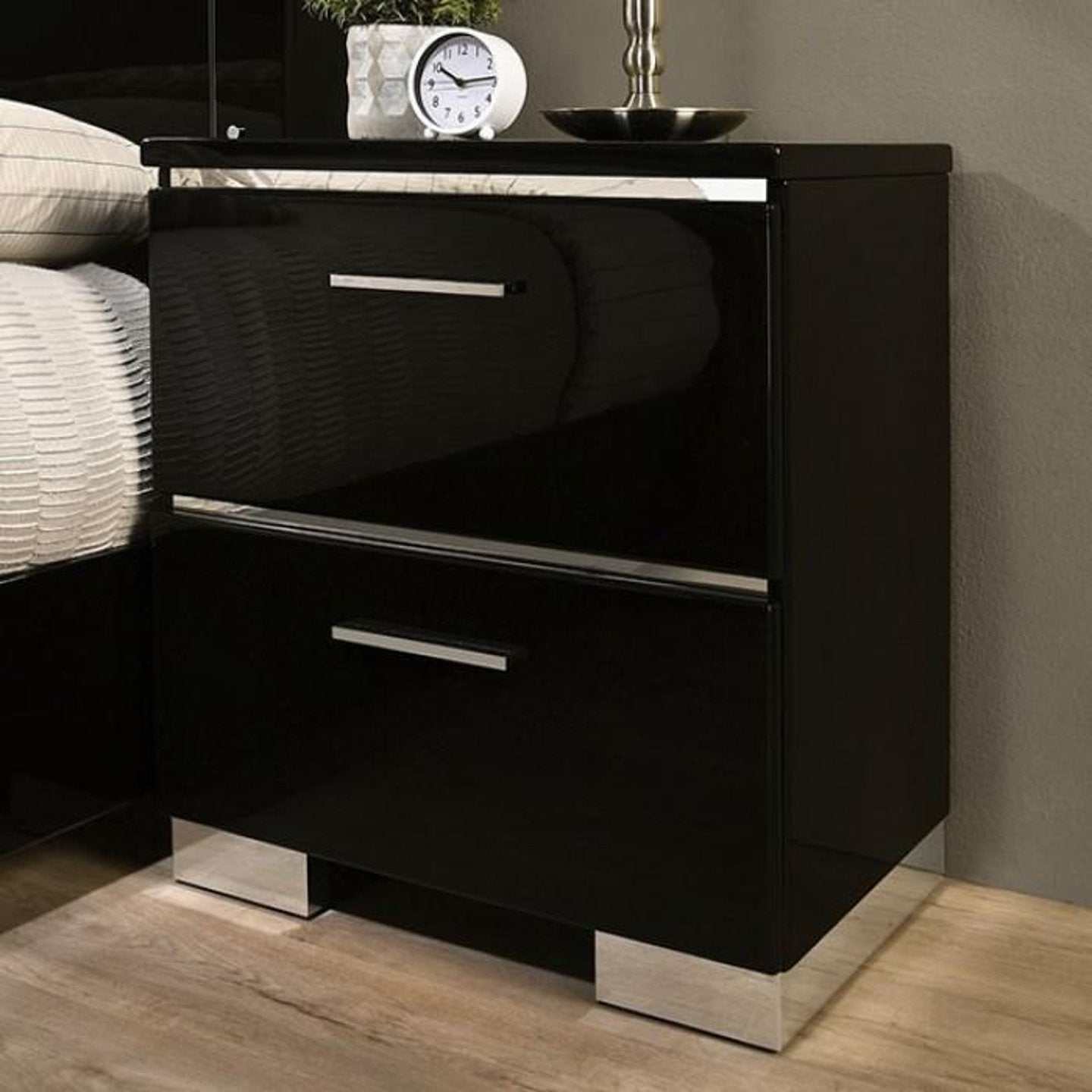 Erlach Black & Chrome 5pc Queen Bedroom Set w/ 2 nightstands - Image 5