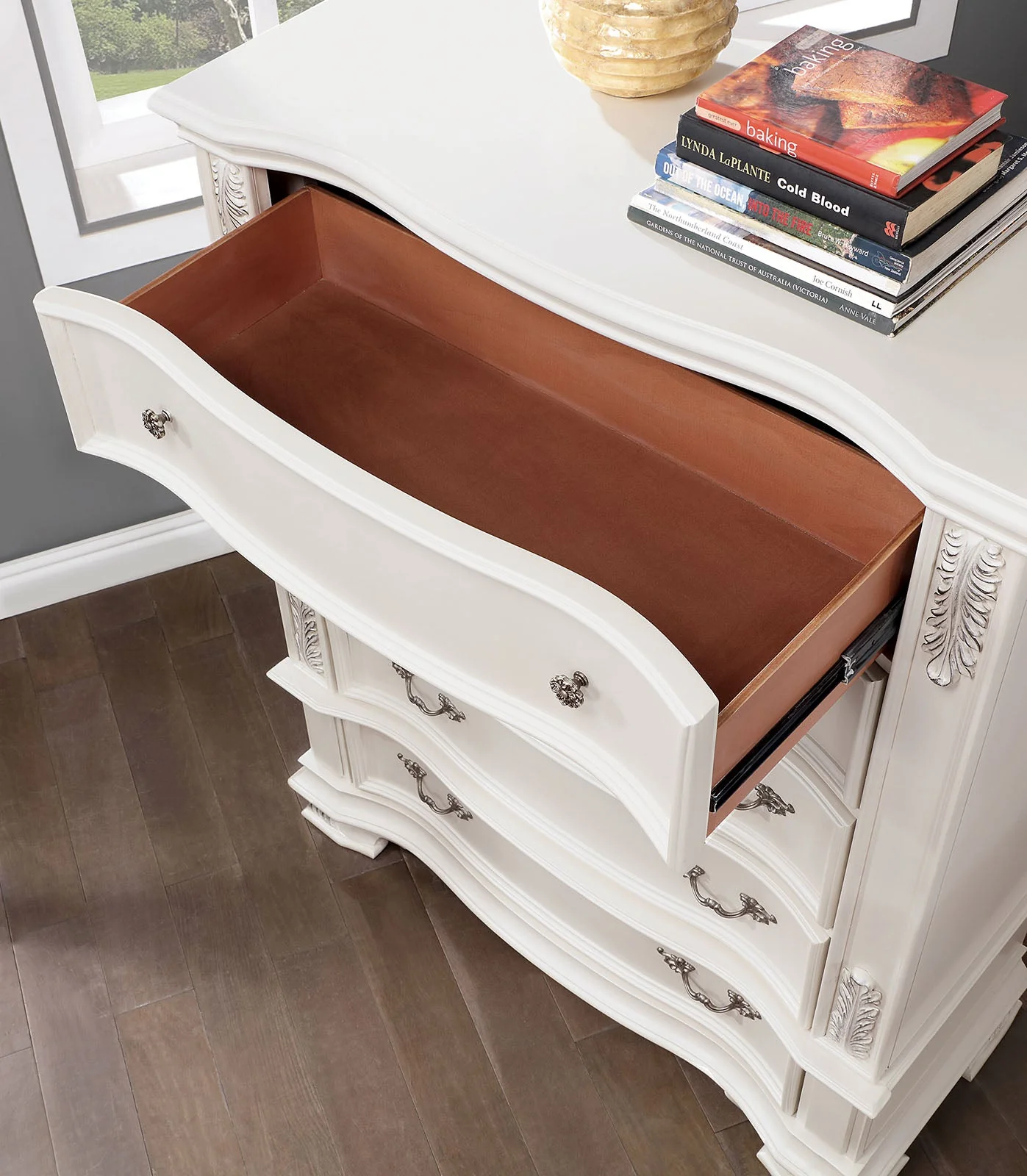 Esparanza Pearl White 5 Pc. Queen Bedroom Set w/ Chest - Image 6
