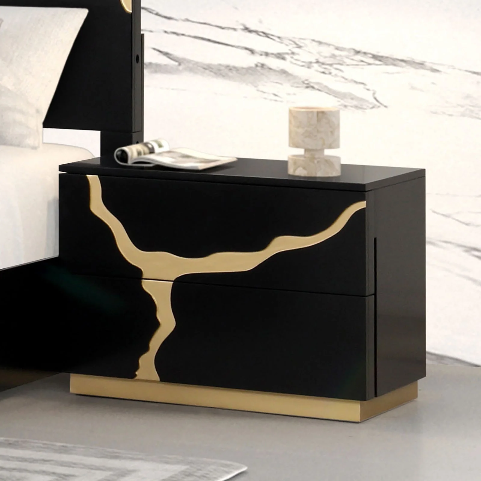 Goldsberg Black/Gold Queen 5 Piece Bedroom Set w/Chest - Image 4