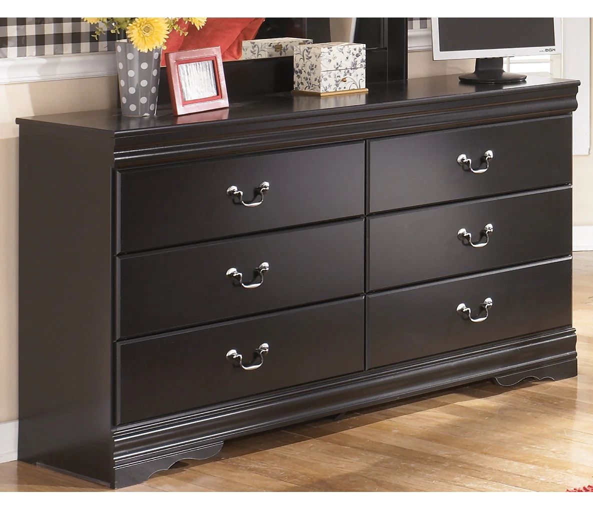 Huey Vineyard Six Drawer Dresser - Image 2