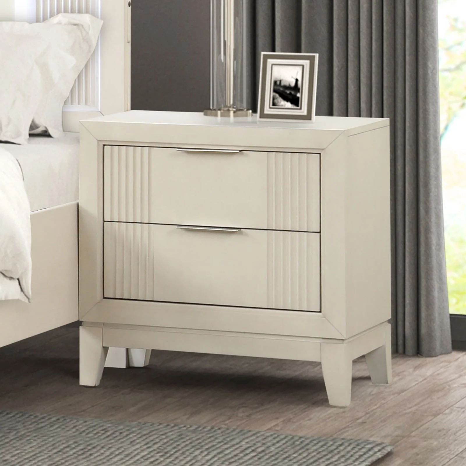 Isadore White Queen 5 Piece Bedroom Set w/Chest - Image 4