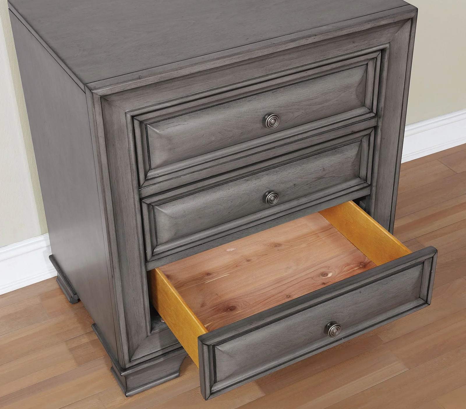 Katherine Gray 5 Pc. Queen Bedroom Set w/ Chest - Image 4