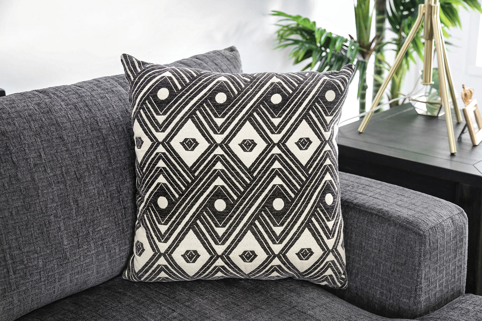 Kaylee Gray U-Shaped Sectional w/ Ottoman Right Chaise - Image 3