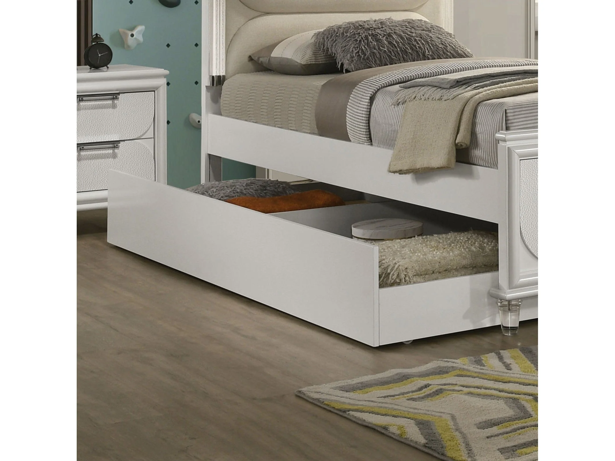 Lareina Pearl White Twin Bed w/Trundle