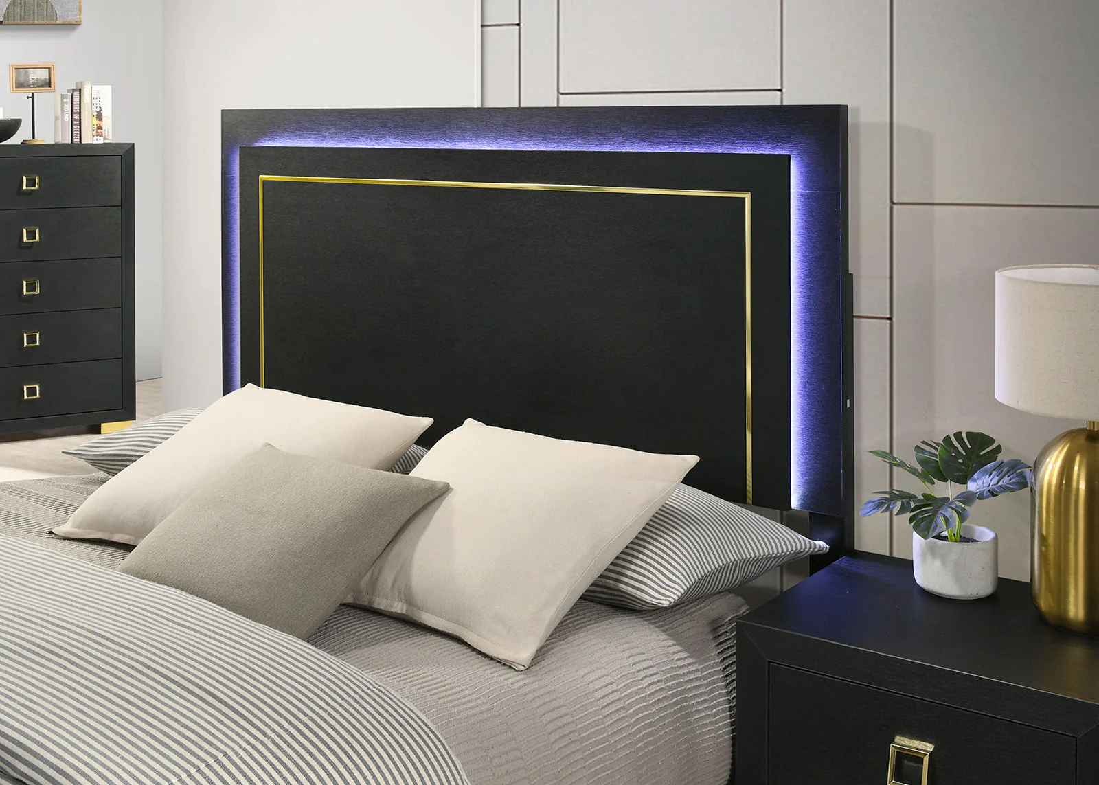 Latimer Black Queen 4 Piece Bedroom Set - Image 2