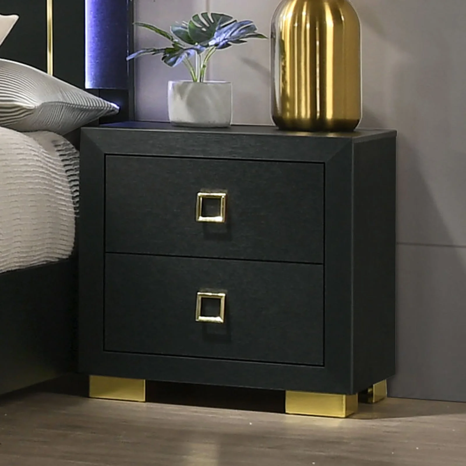 Latimer Black Queen 5 Piece Bedroom Set w/Chest - Image 6