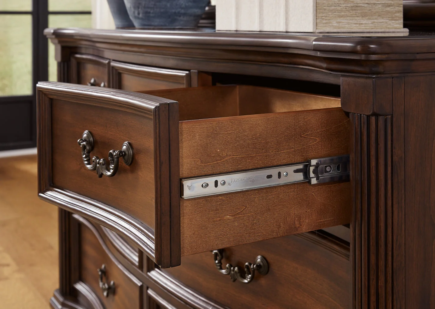 Lavinton Dresser and Mirror - Image 4
