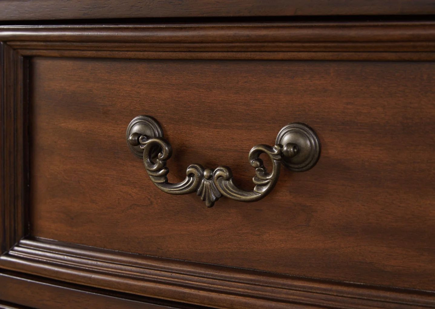Lavinton Dresser and Mirror - Image 5
