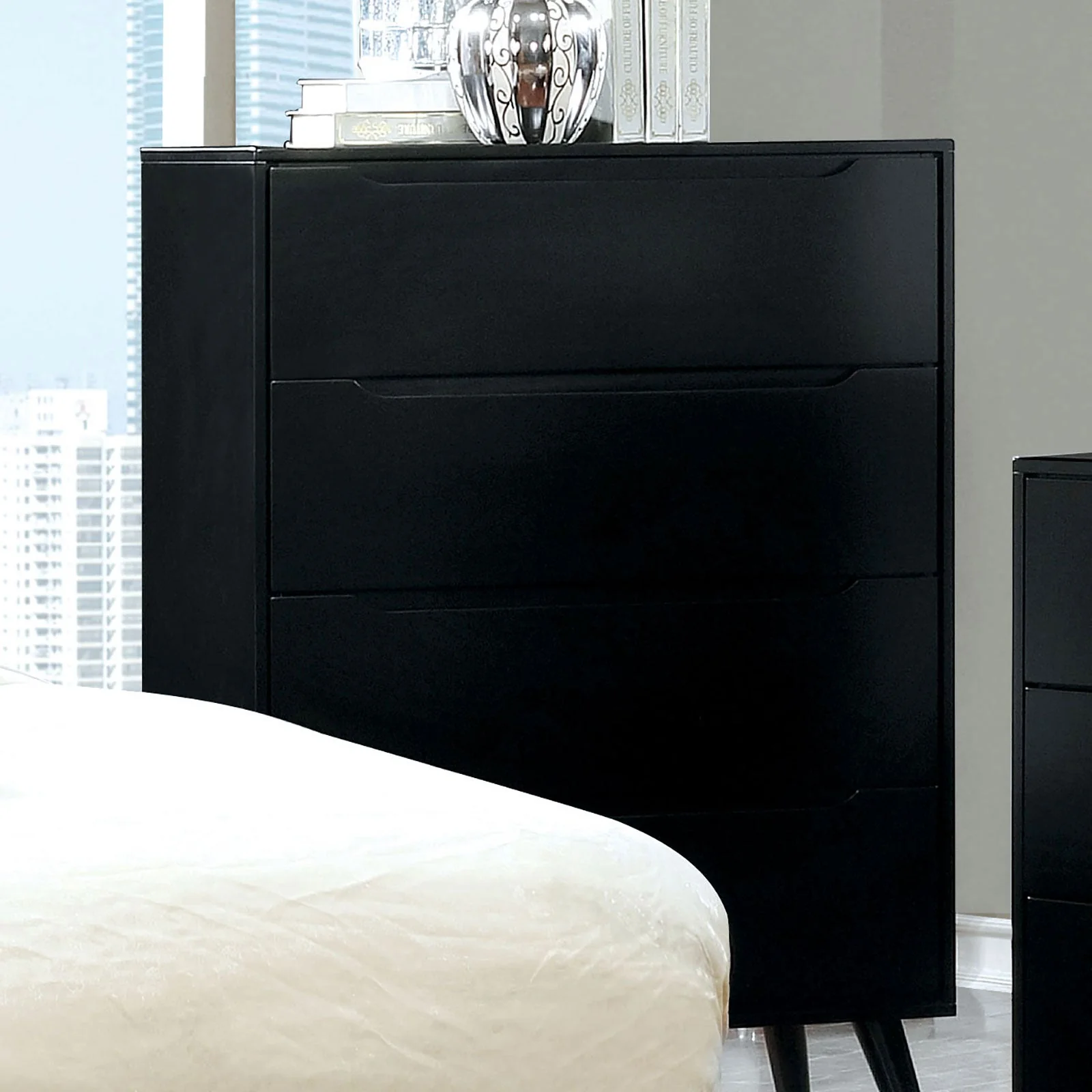 Lennart Black 5 Pc. Queen Bedroom Set w/ Chest - Image 4