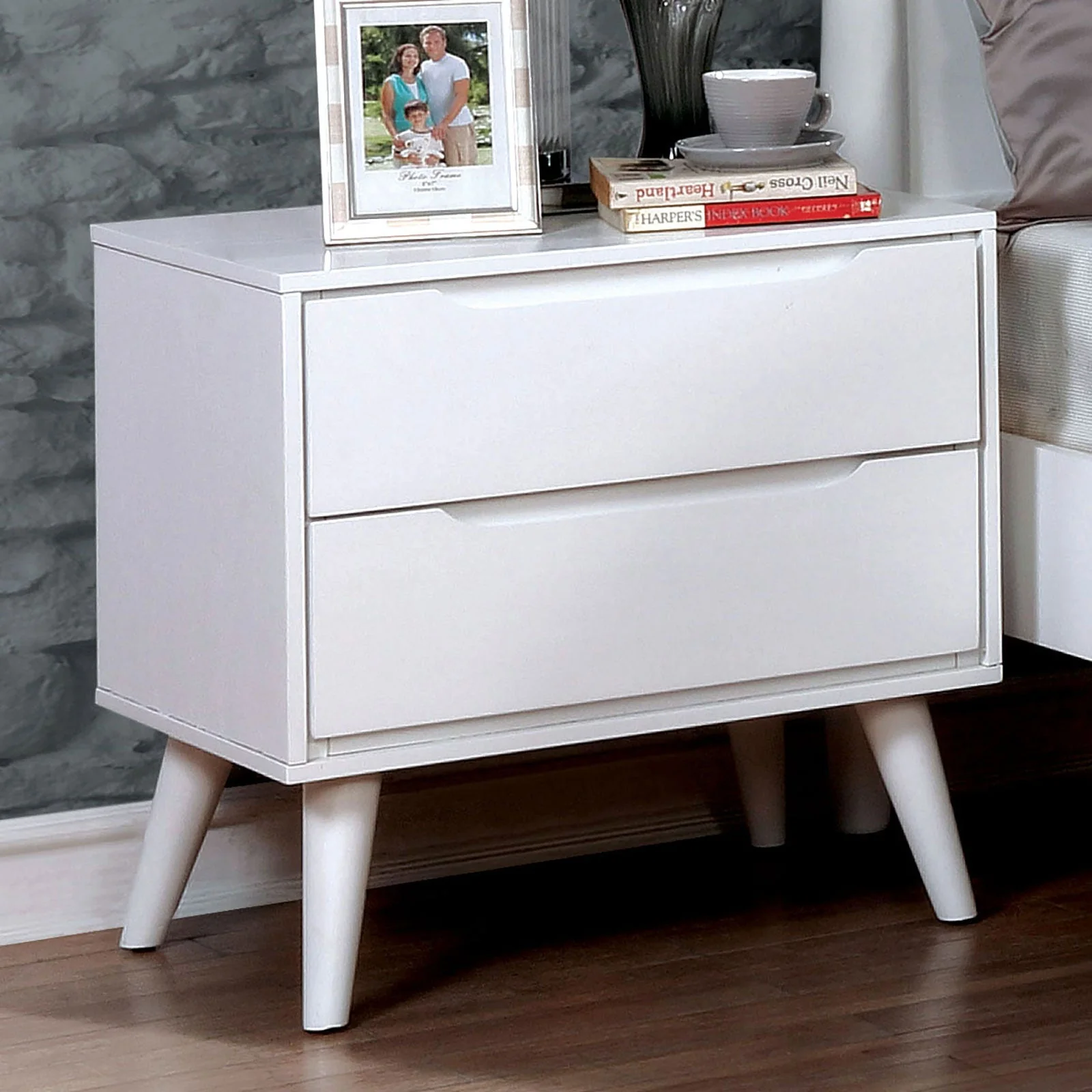 Lennart White 4 Pc. Full Bedroom Set - Image 4