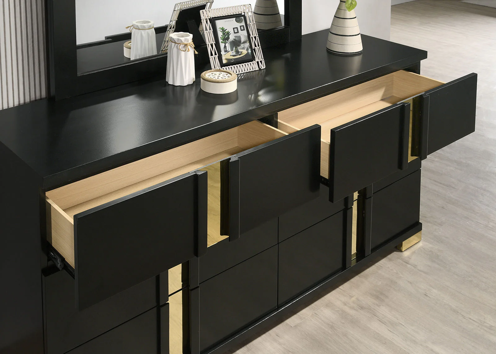 Lillestrom Black/Gold Queen 4 Piece Bedroom Set - Image 4