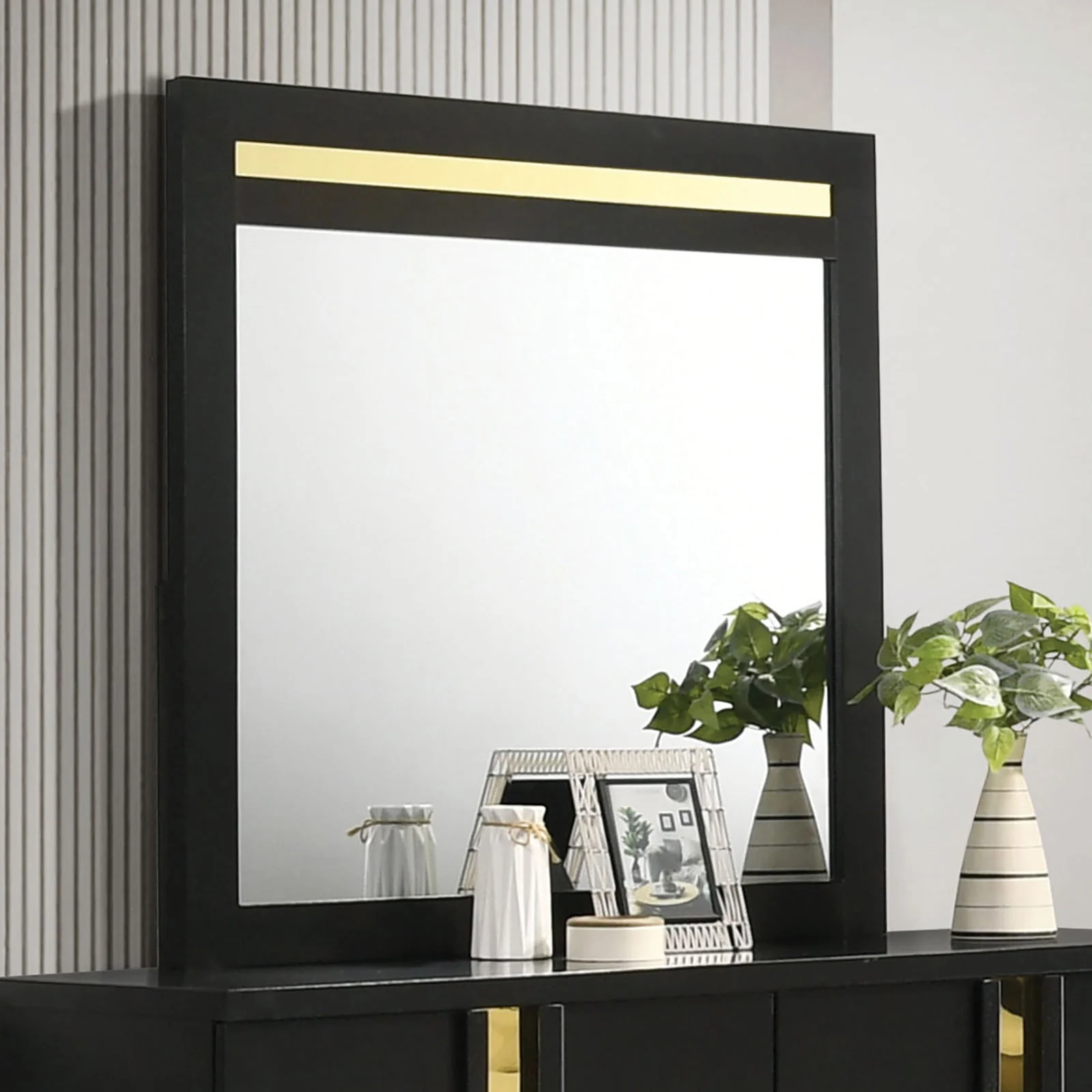 Lillestrom Black/Gold Queen 4 Piece Bedroom Set - Image 5