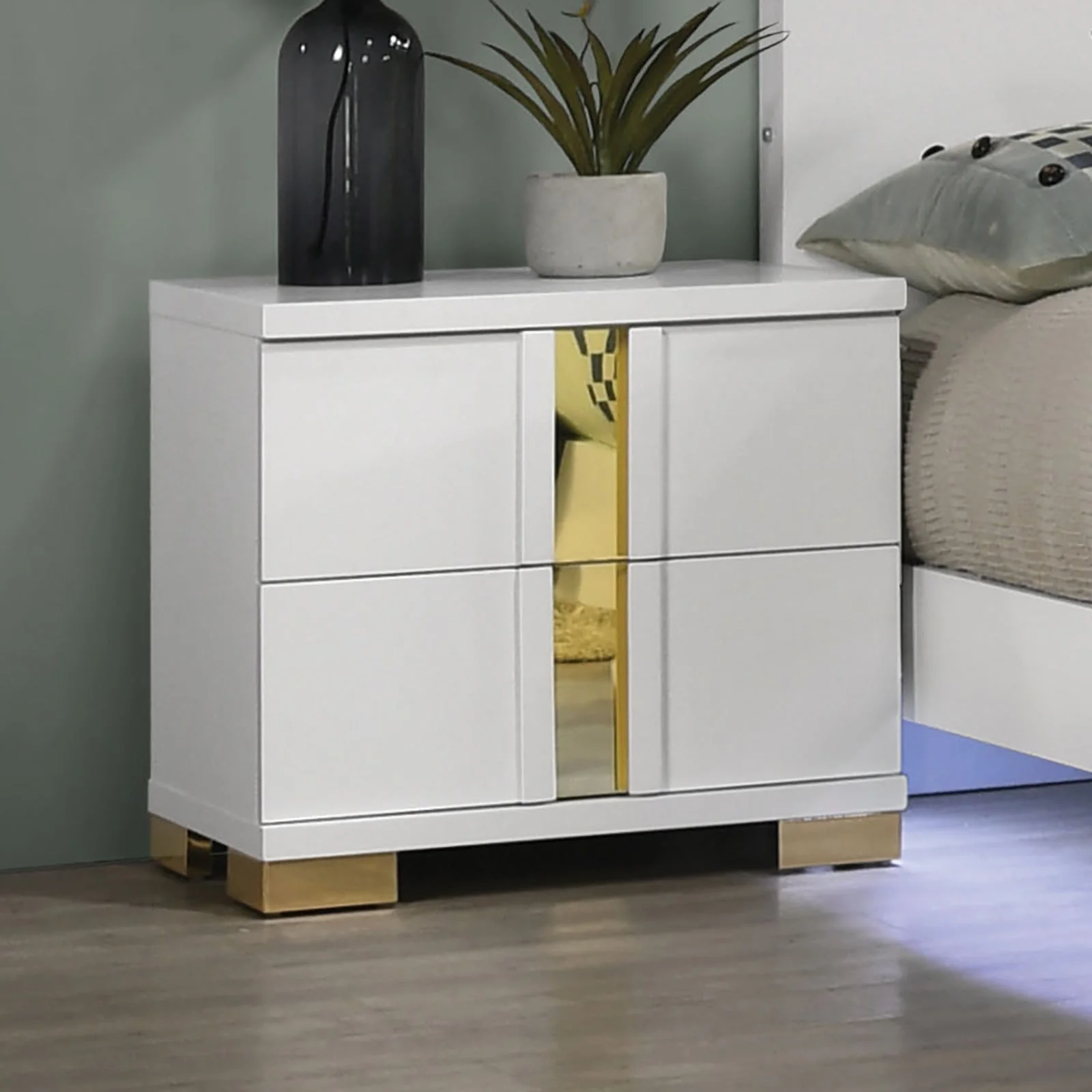 Lillestrom White Queen 4 Piece Bedroom Set - Image 3