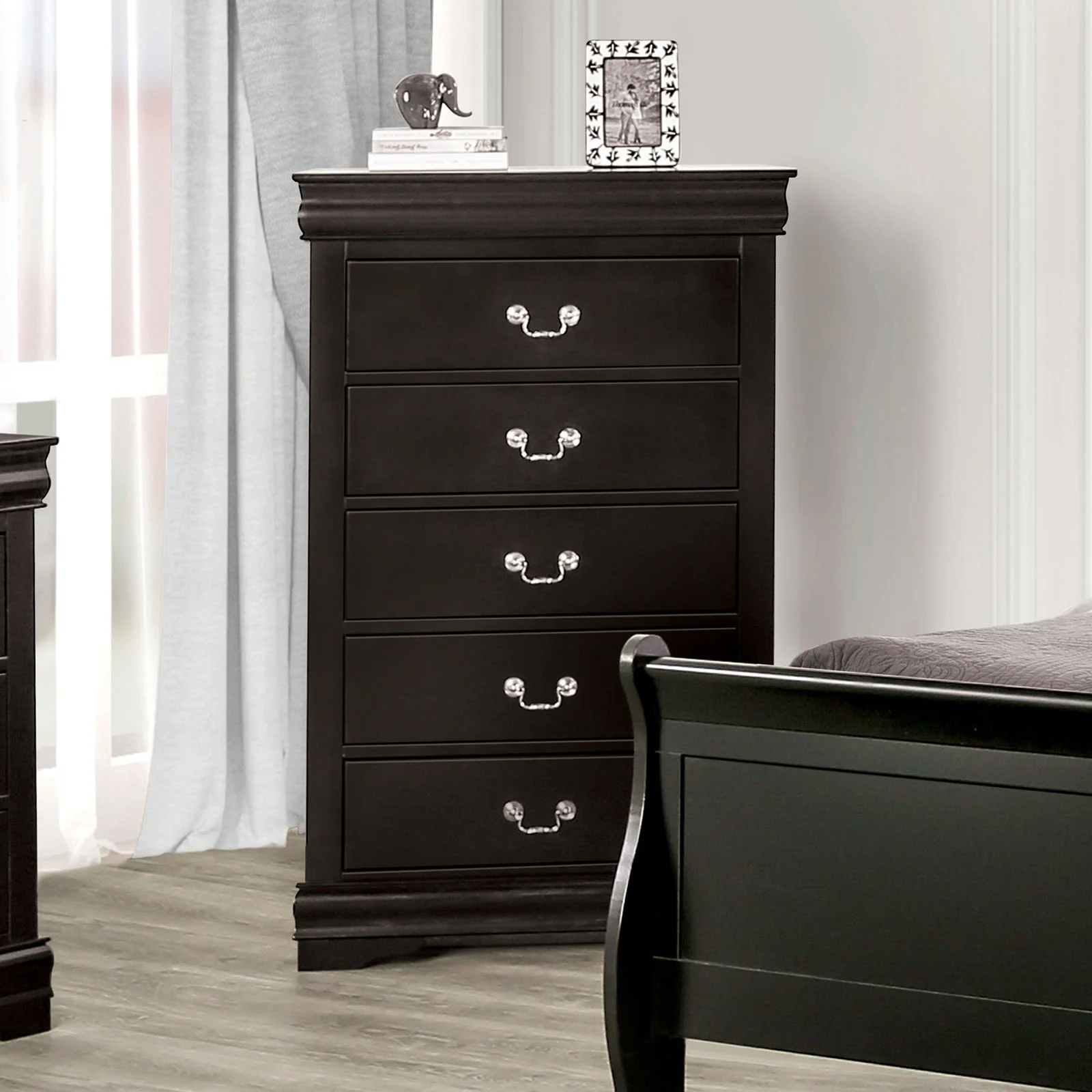 Louis Philippe Black 5 Pc. Queen Bedroom Set w/ Chest - Image 4
