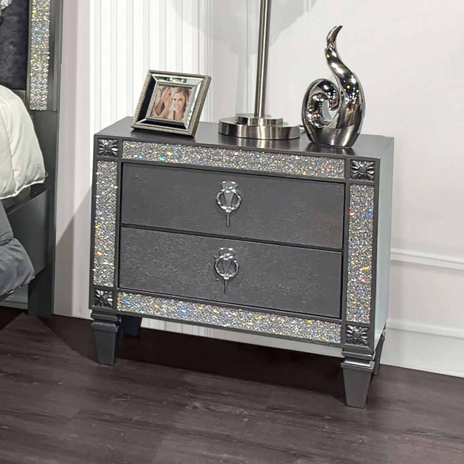 Lyanne Gray 5 Pc. Queen Bedroom Set w/ 2NS - Image 5
