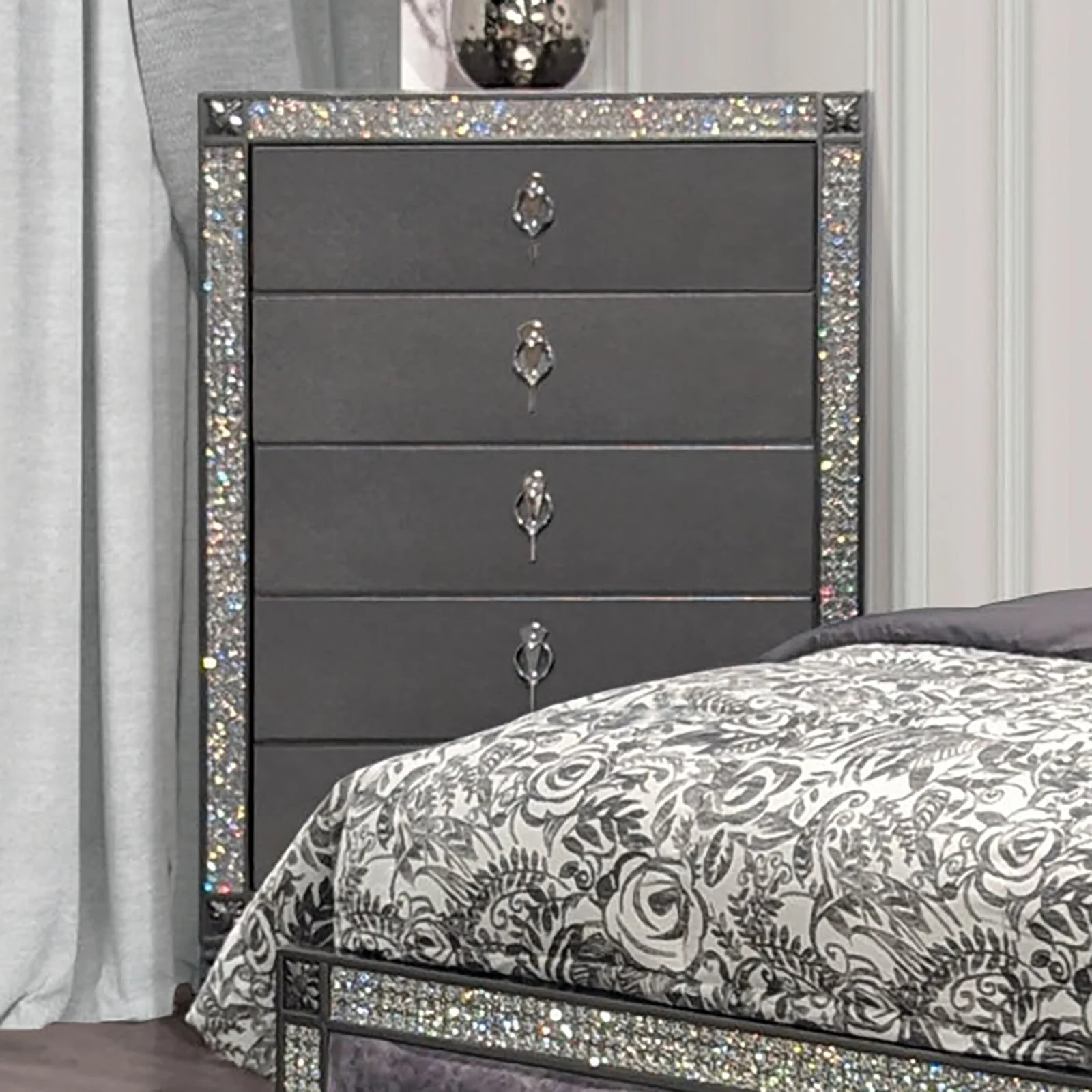 Lyanne Gray 5 Pc. Queen Bedroom Set w/ Chest - Image 3