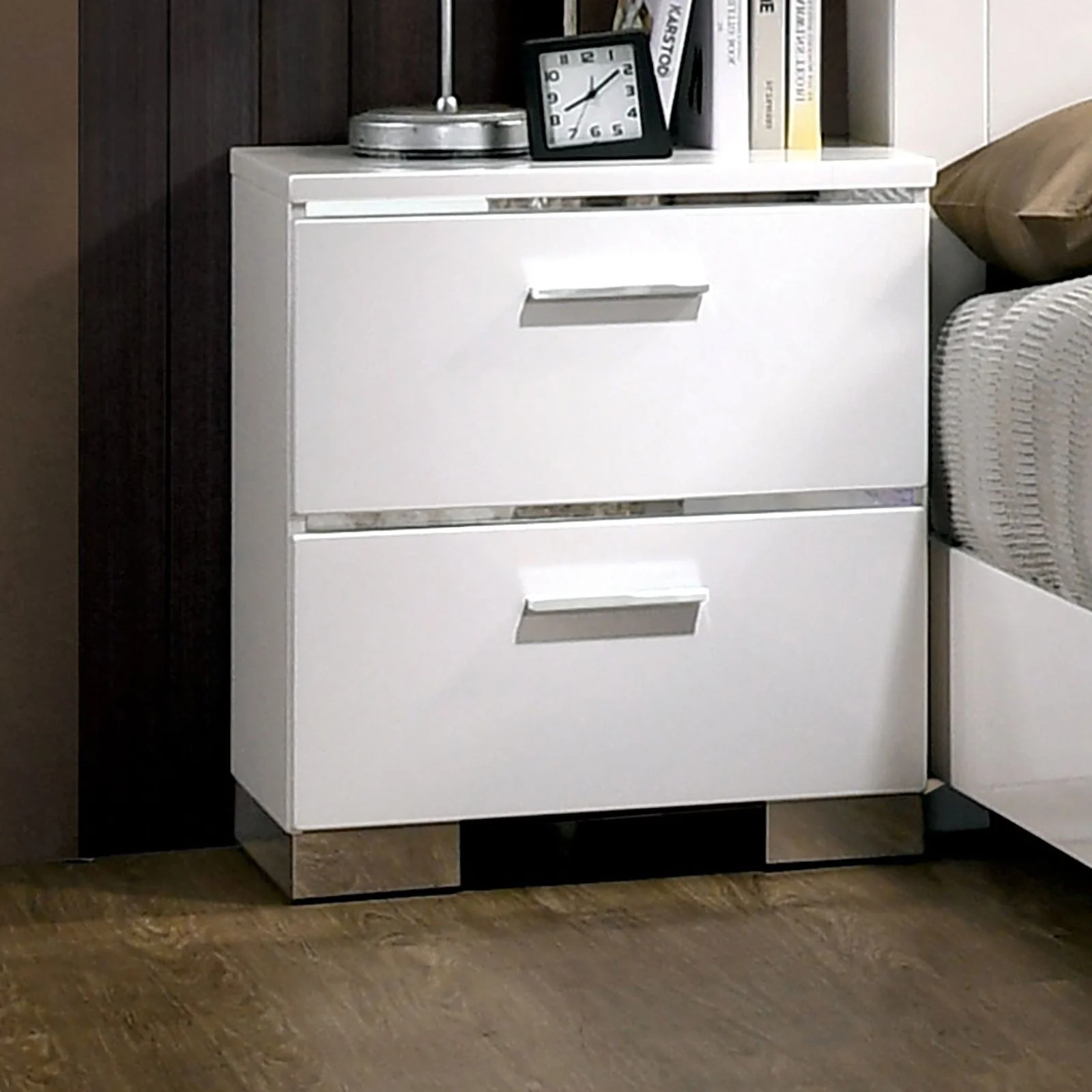 Malte White/Chrome 4 Pc. Queen Bedroom Set - Image 5