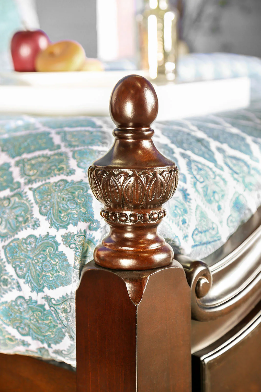 Mandura Cherry 4 Pc. Queen Bedroom Set - Image 3