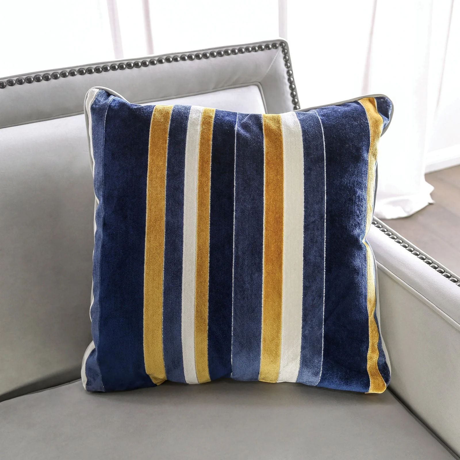 Montecelio Light Gray/Navy Loveseat - Image 6