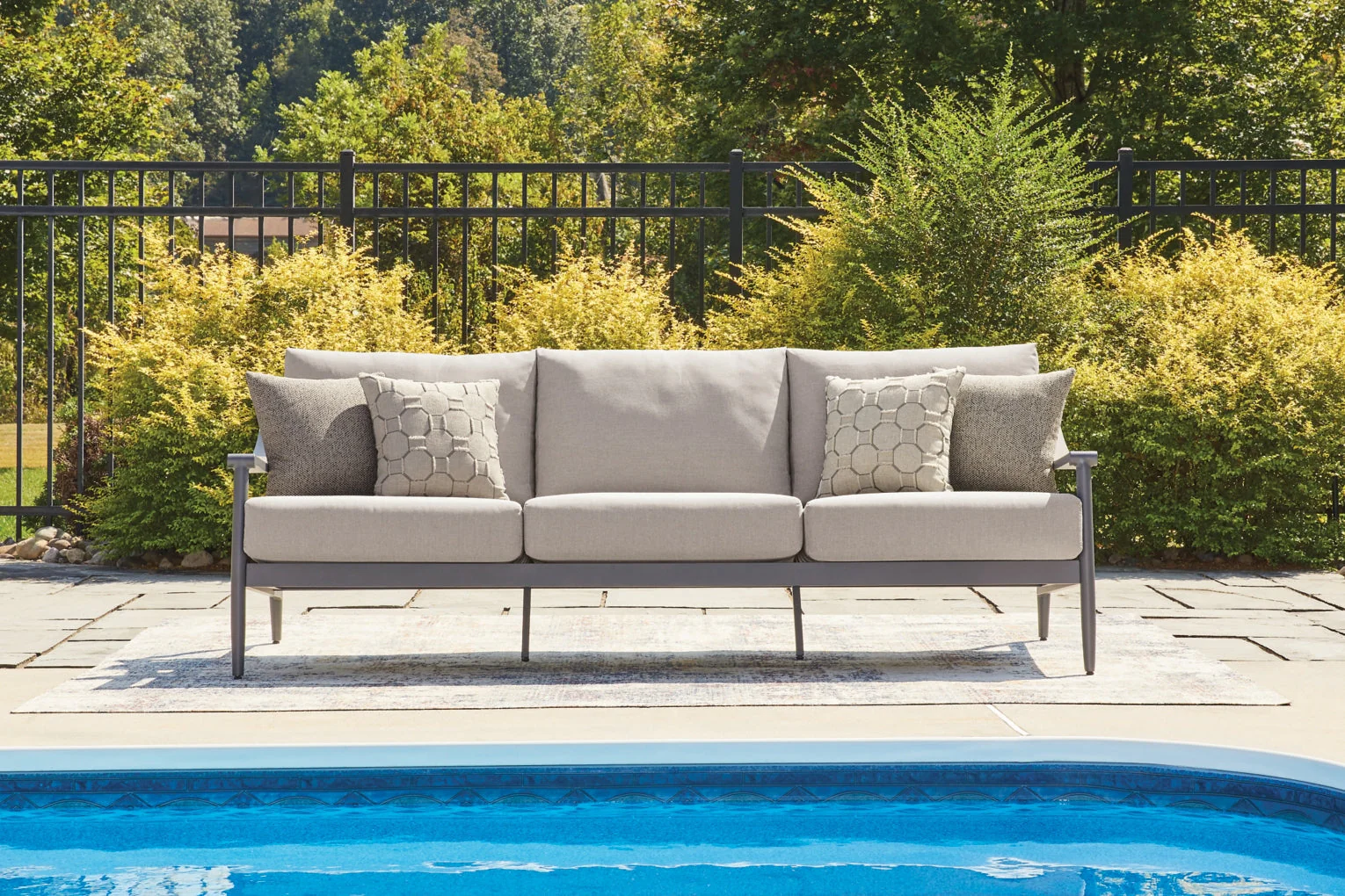 North Island Outdoor Seating - Image 5