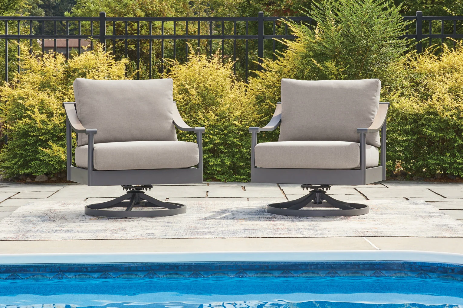 North Island Outdoor Seating - Image 6