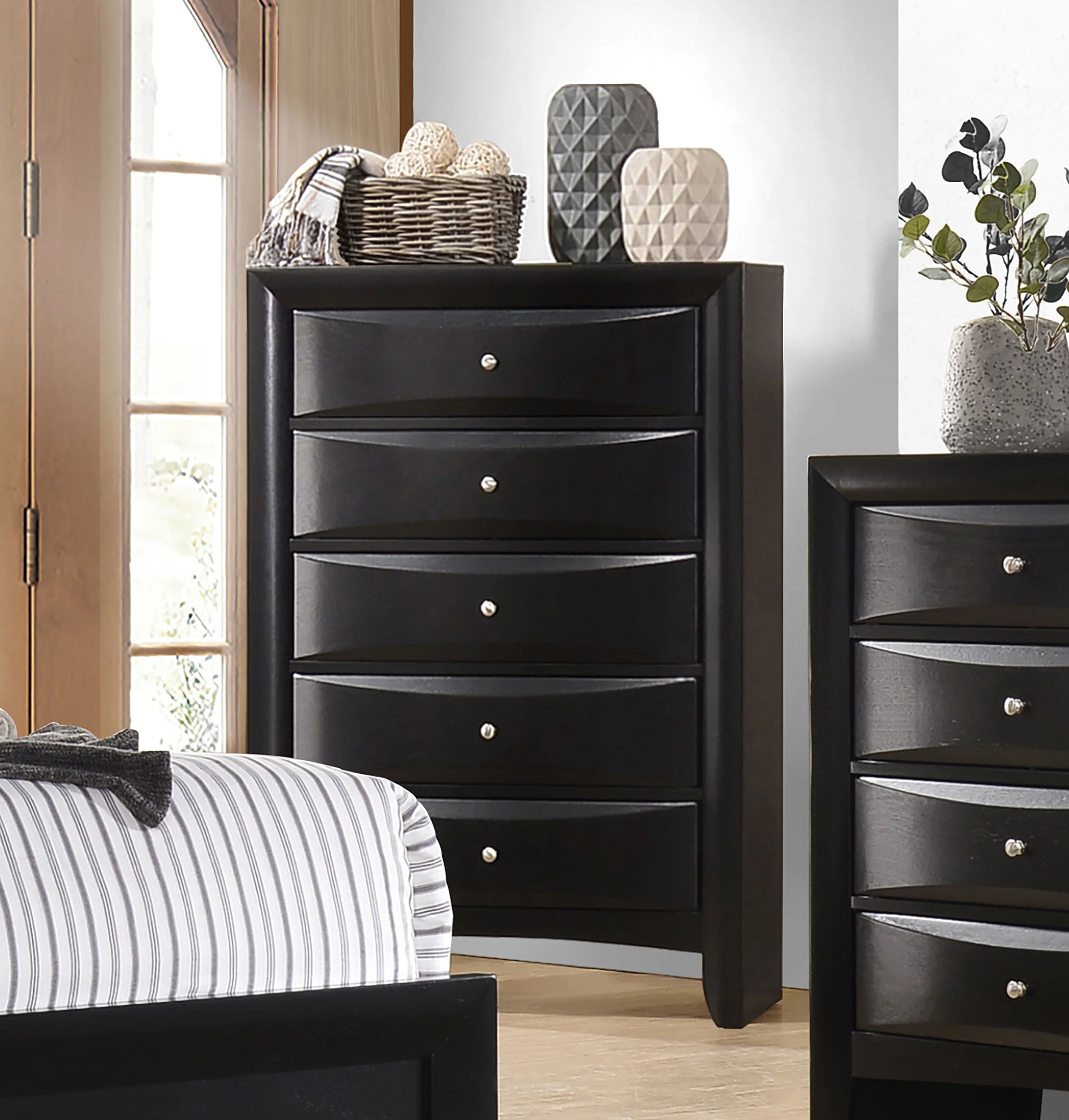 Briana 5-drawer Bedroom Chest Black - Image 3