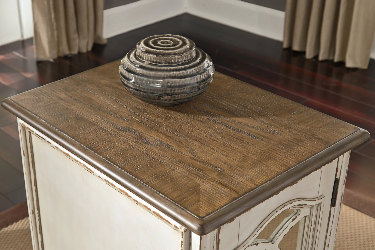 Realyn End Table - Image 22