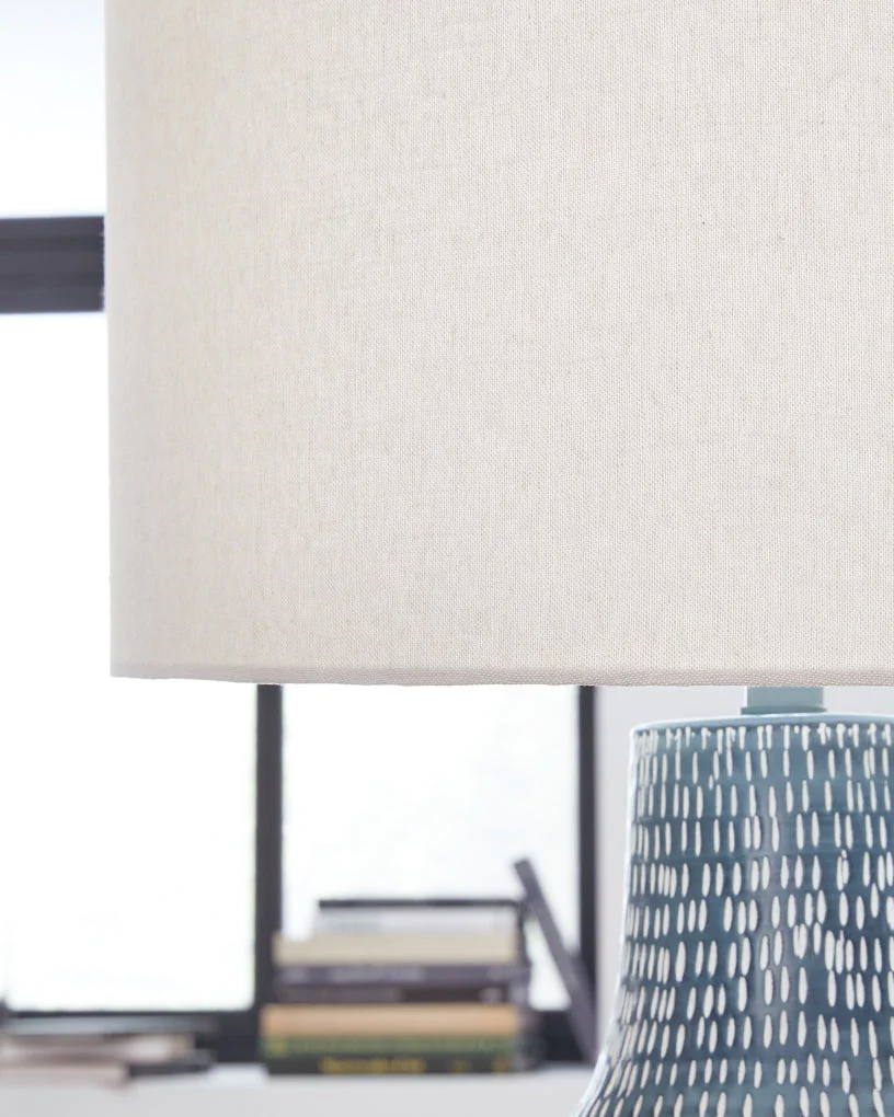 Schylarmont Metal Table Lamp - Image 3