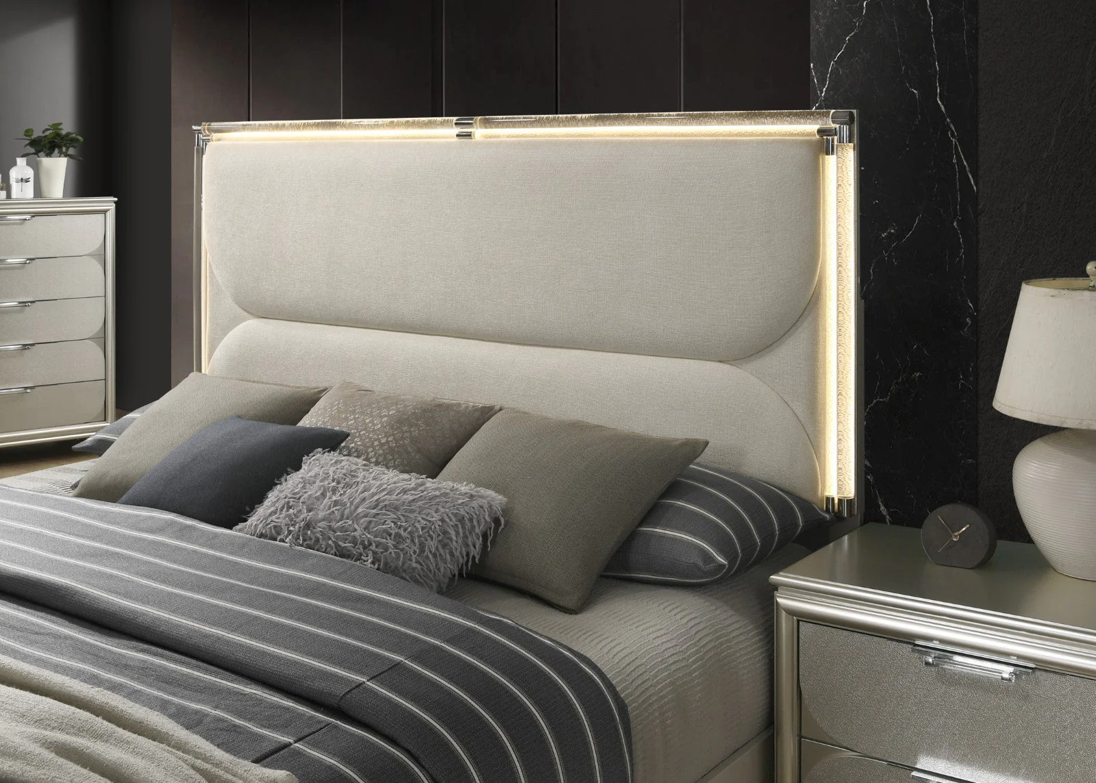 Sheridan Silver Queen 5 Piece Bedroom Set w/Chest - Image 3