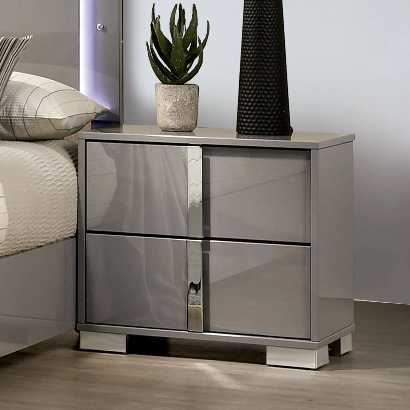Sinistra Beige Queen 5 Piece Bedroom Set w/2 Nightstands - Image 3
