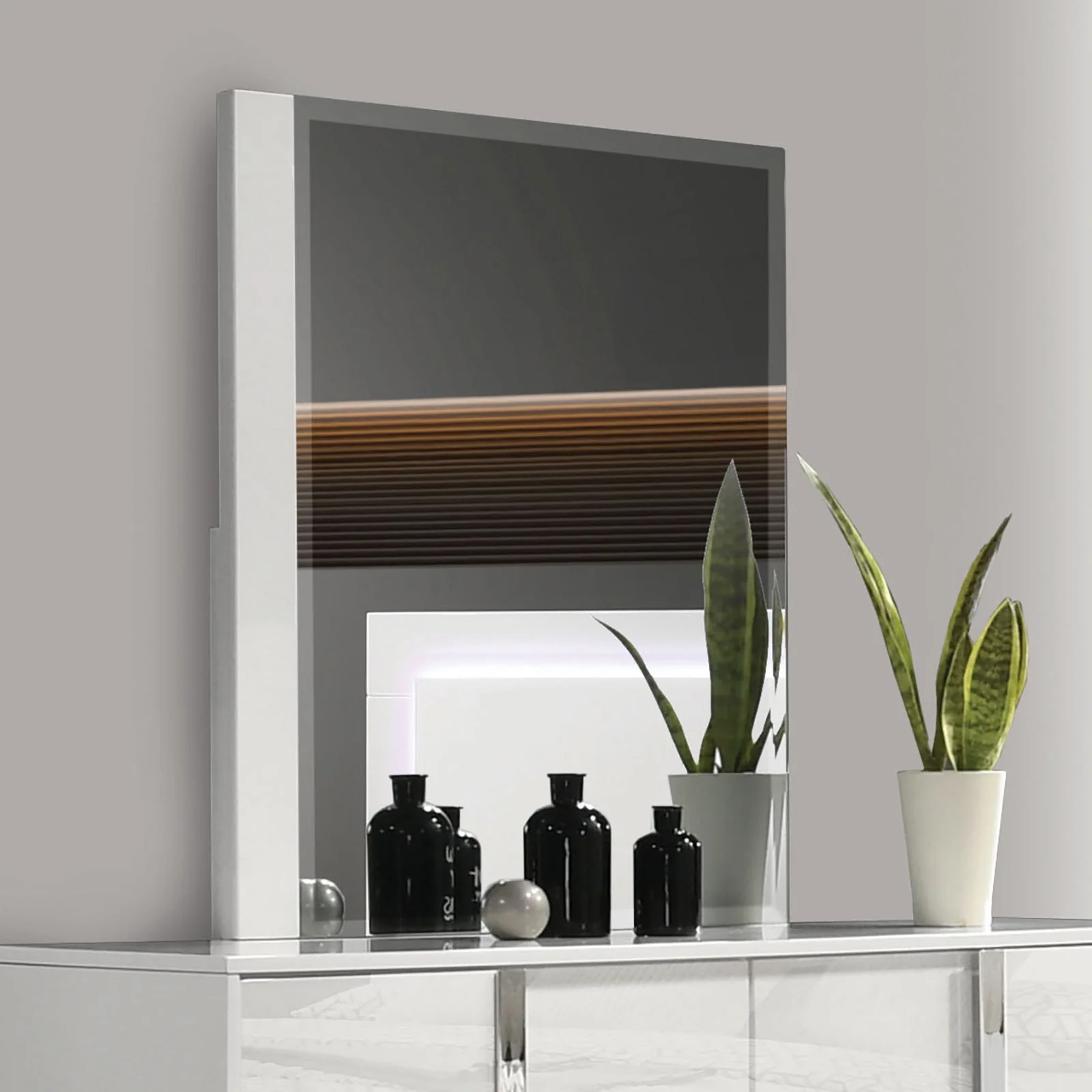 Sinistra White Queen 5 Piece Bedroom Set w/2 Nightstands - Image 4