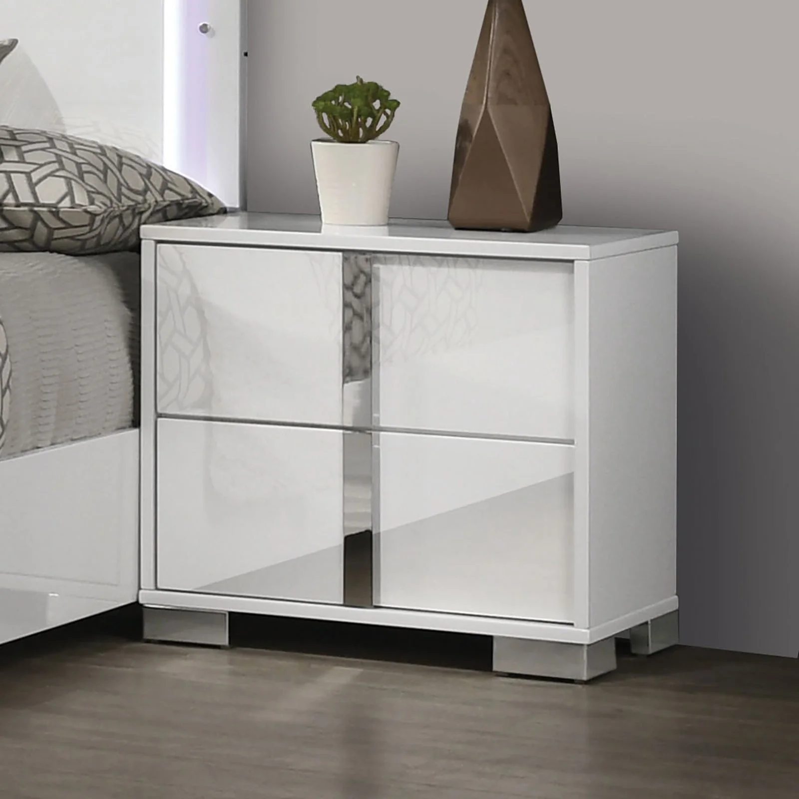 Sinistra White Queen 5 Piece Bedroom Set w/Chest - Image 4