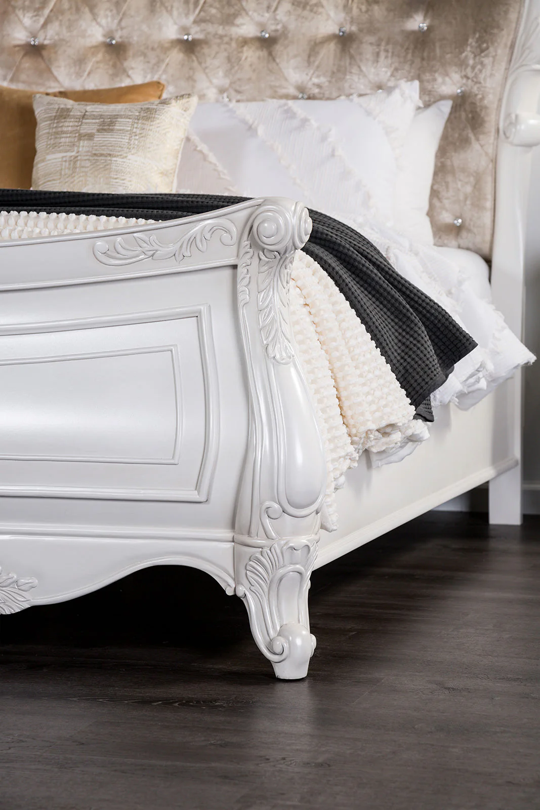 Valentini White 5 Pc. Queen Bedroom Set w/ 2NS - Image 3