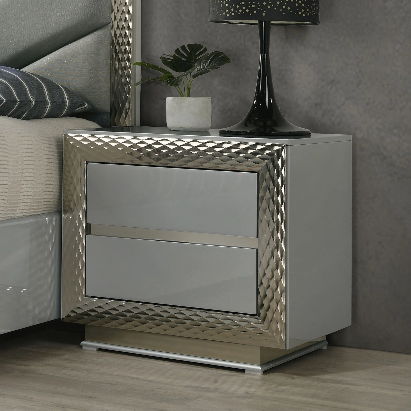 Ventnor Gray Queen 5 Piece Bedroom Set w/2 Nightstands - Image 5